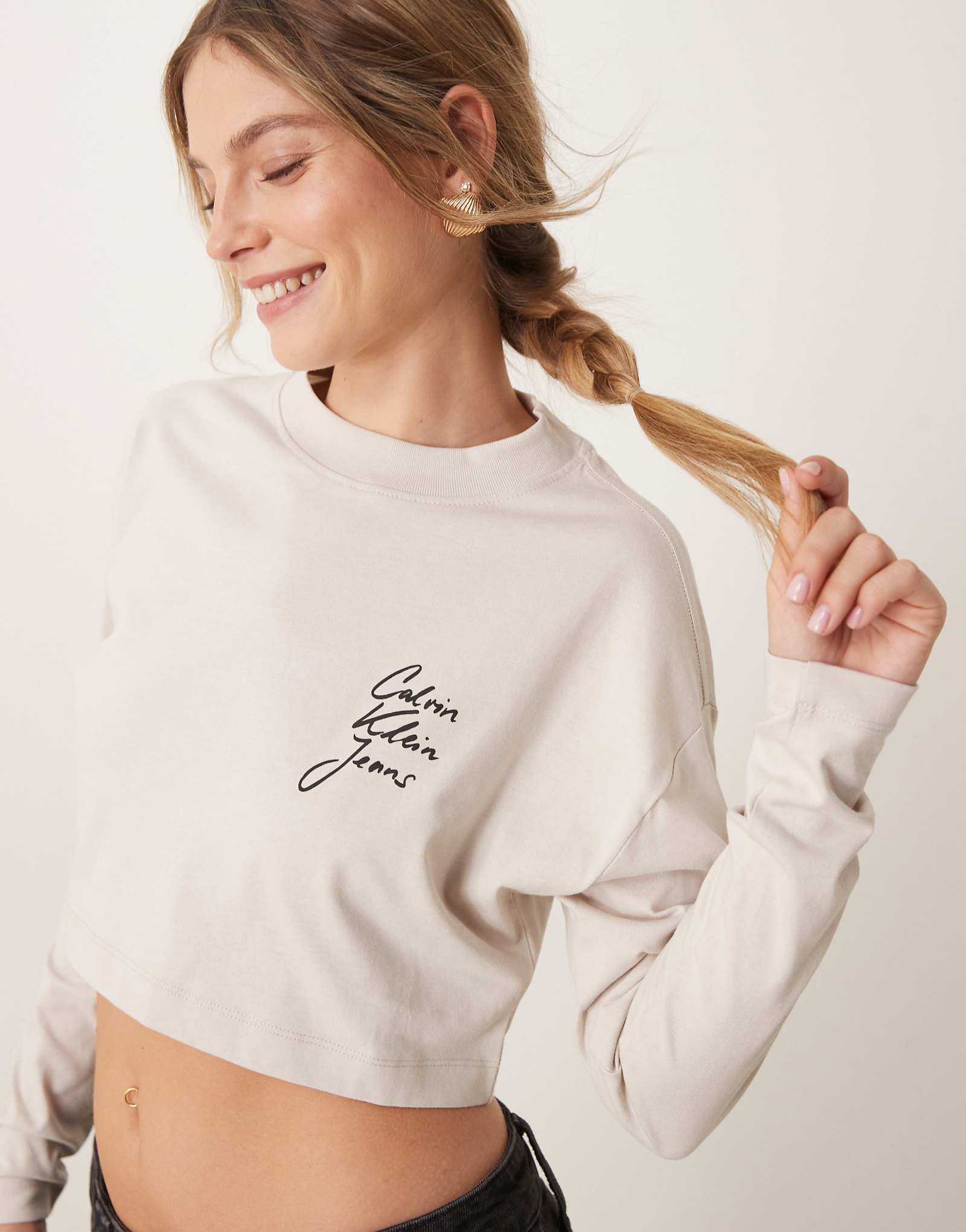 Укороченная футболка с длинным рукавом и логотипом Calvin Klein Jeans script бежевого цвета 8790₽