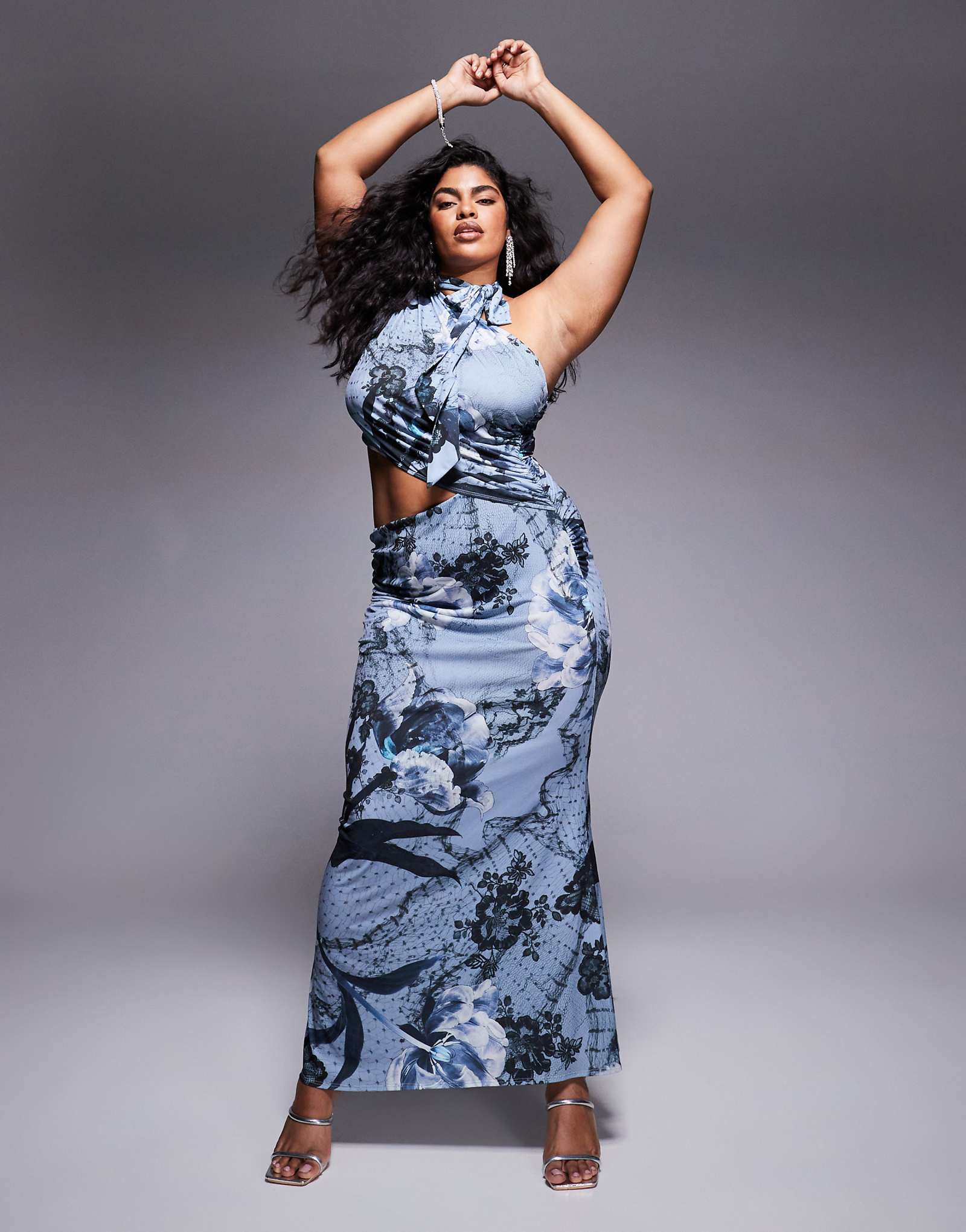 Макси-платье ASOS DESIGN Curve без рукавов с высоким вырезом и голубым цветочным принтом 2890₽