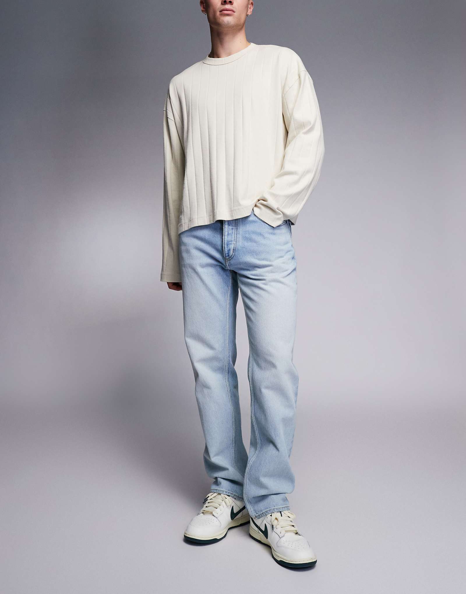 Джинсы прямого кроя HUGO BLUE Jonah светло-голубого цвета 11190₽