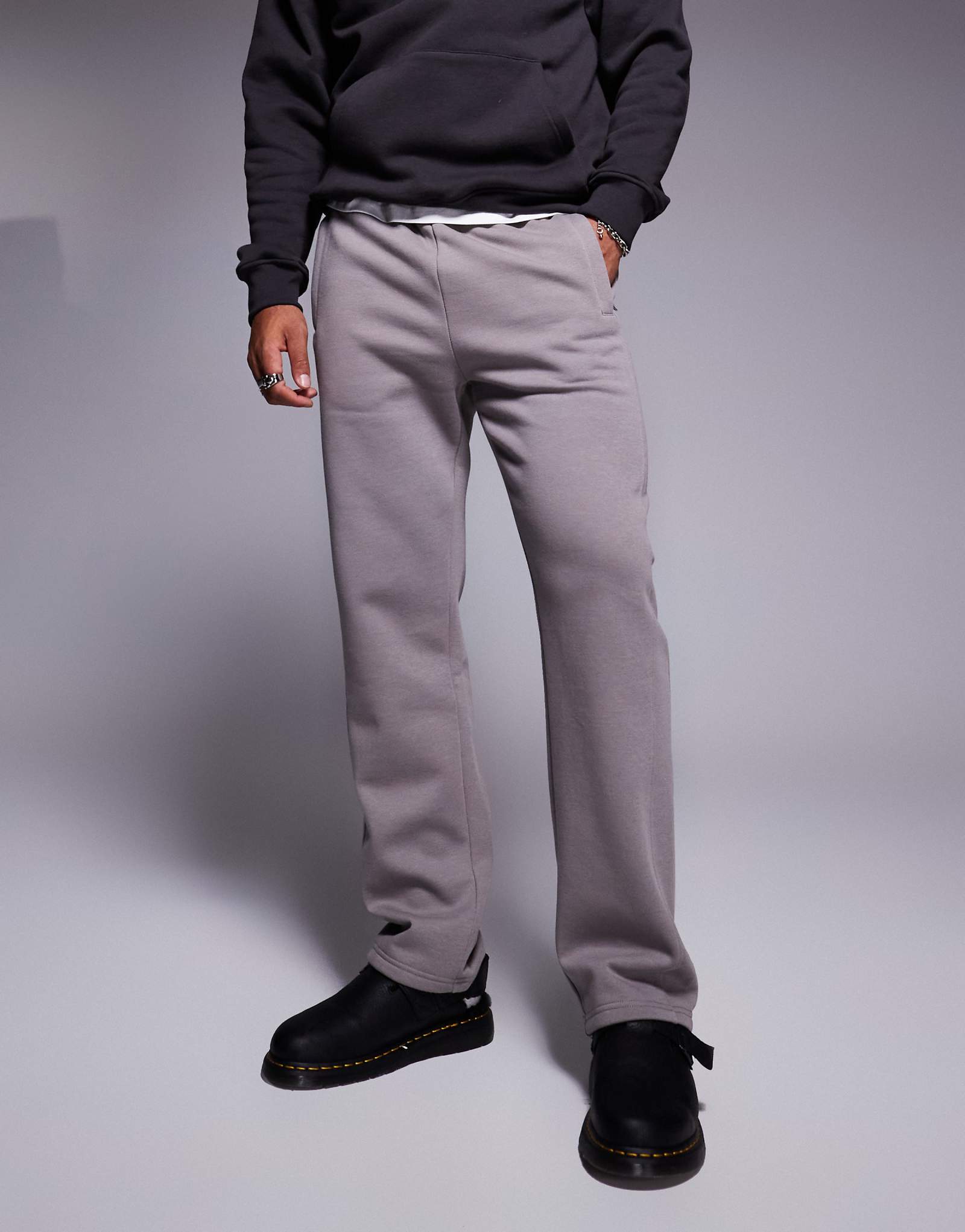 Выцветшие магазинные широкие спортивные брюки пепельно-серого цвета 8990₽