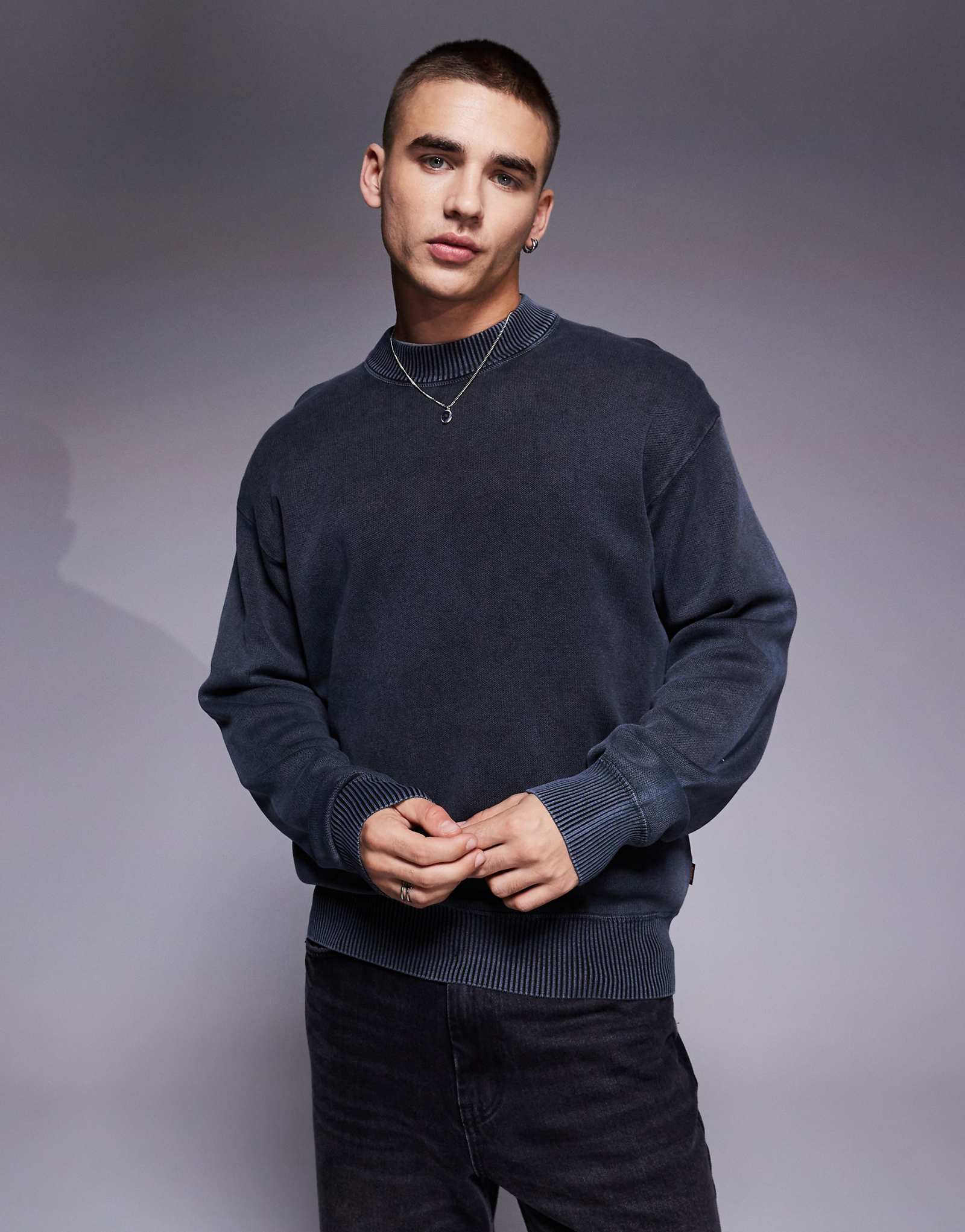 Свитер из хлопчатобумажной вязки свободного кроя с логотипом BOSS Orange Akapulk в тон темно-синему 17290₽