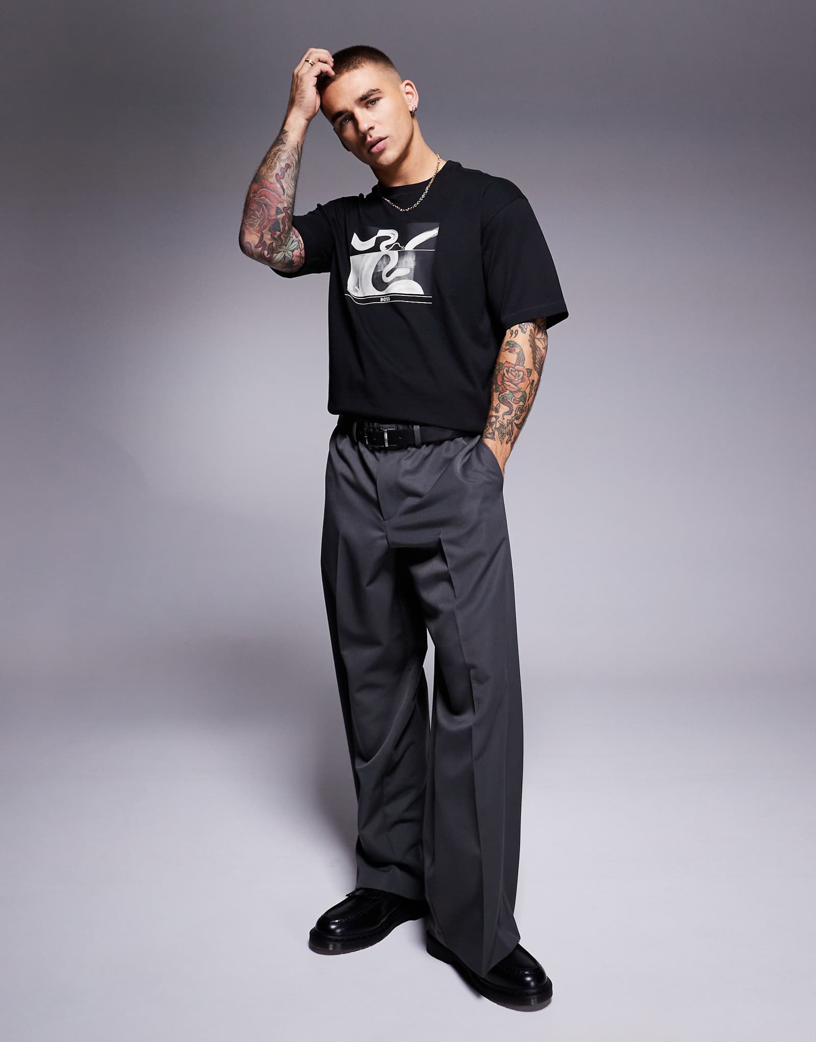 Футболка свободного кроя BOSS Orange Te_Barragan с логотипом x-ray snake свободного кроя черного цвета 9190₽