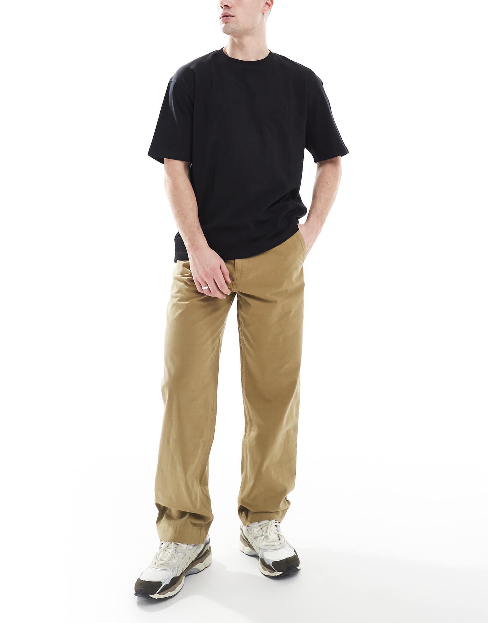 Прямые хлопчатобумажные брюки-чино BOSS Orange прямого кроя бежевого цвета 11990₽