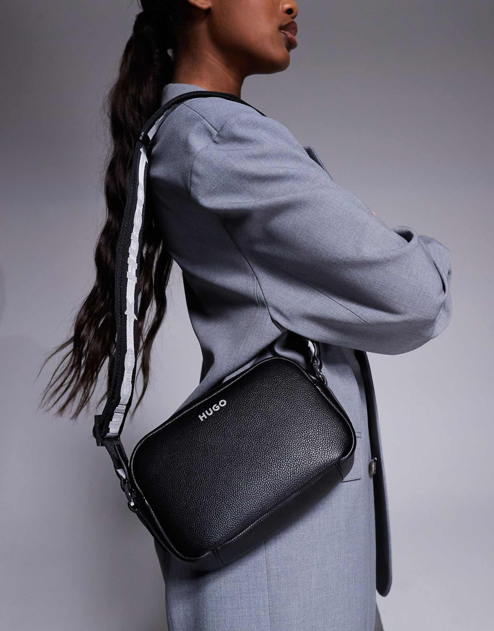 Сумка через плечо HUGO Red Bell черного цвета с ремешком с логотипом 18690₽