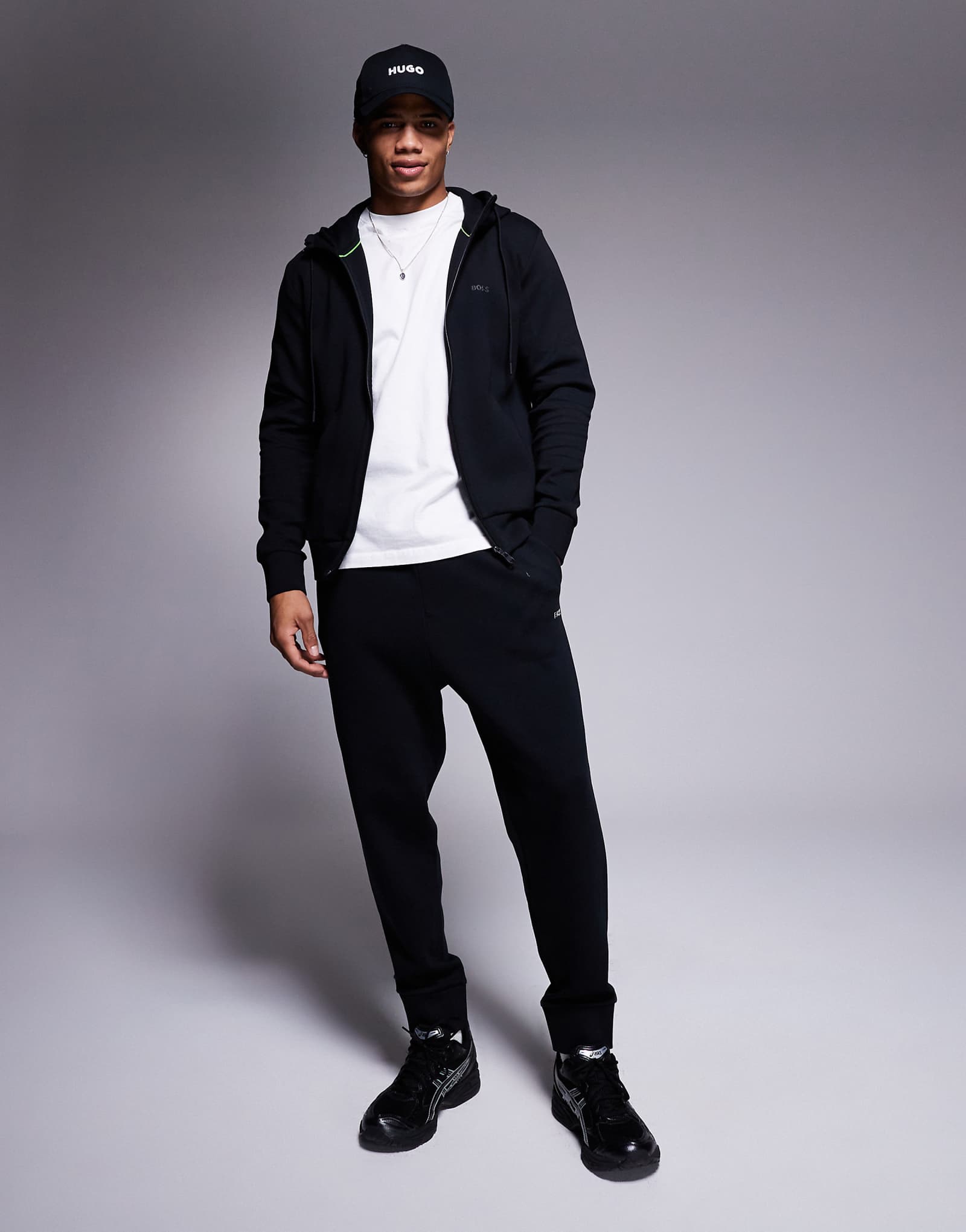 Спортивные брюки BOSS Green Hadiko с манжетами обычного покроя черного цвета - часть комплекта 21090₽