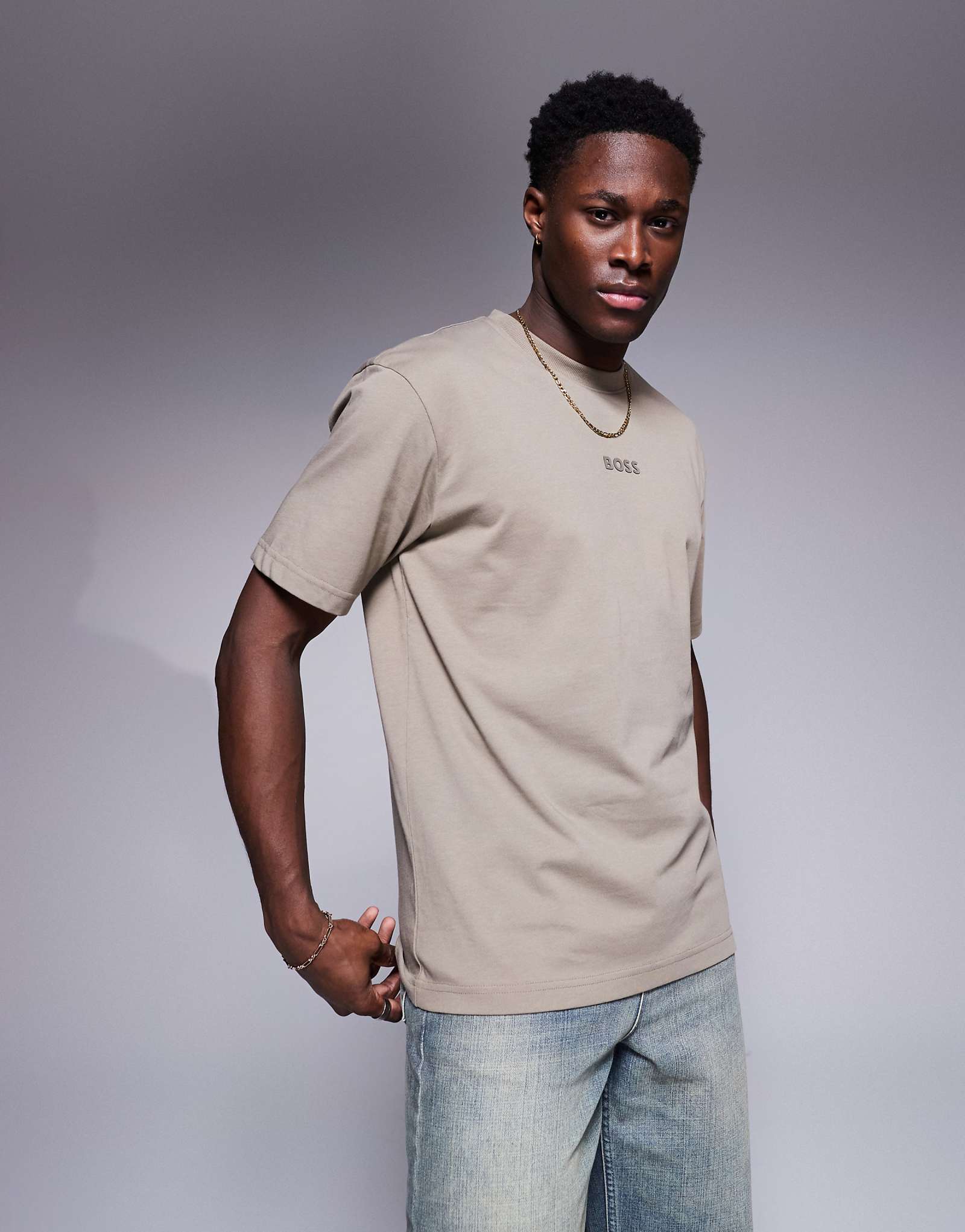 Футболка с центральным логотипом BOSS Green 10 оверсайз среднего зеленого цвета