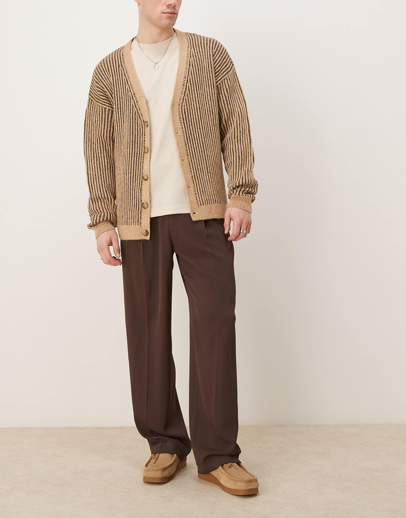 Элегантные широкие брюки ASOS DESIGN коричневого цвета со складкой спереди 7790₽