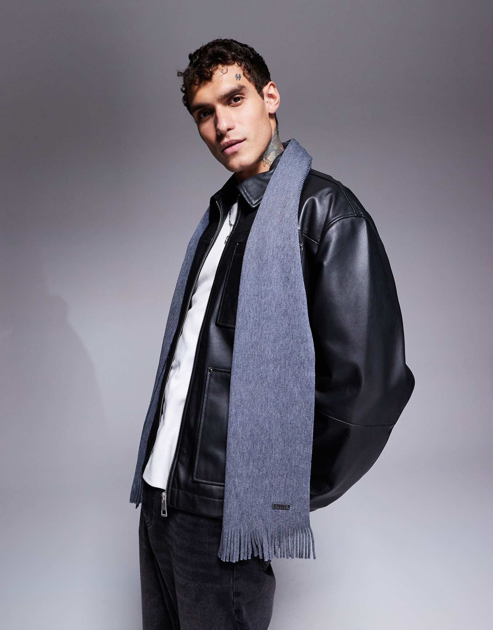 Шарф Boss Albas серого цвета 11190₽