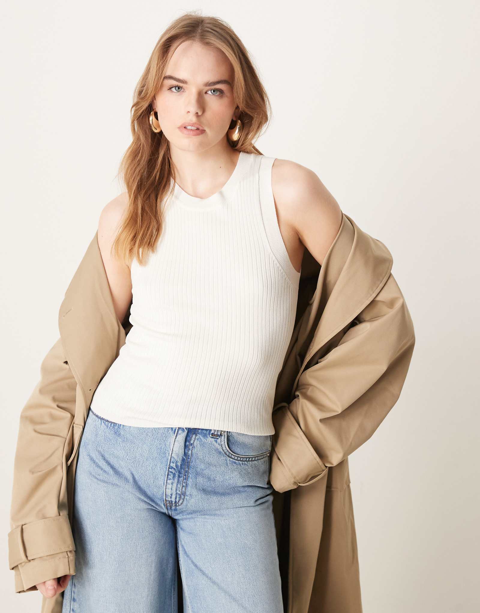 Трикотажная майка в рубчик JDY белого цвета 7390₽