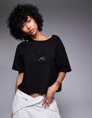 Укороченная футболка Armani Exchange черного цвета с украшенным логотипом