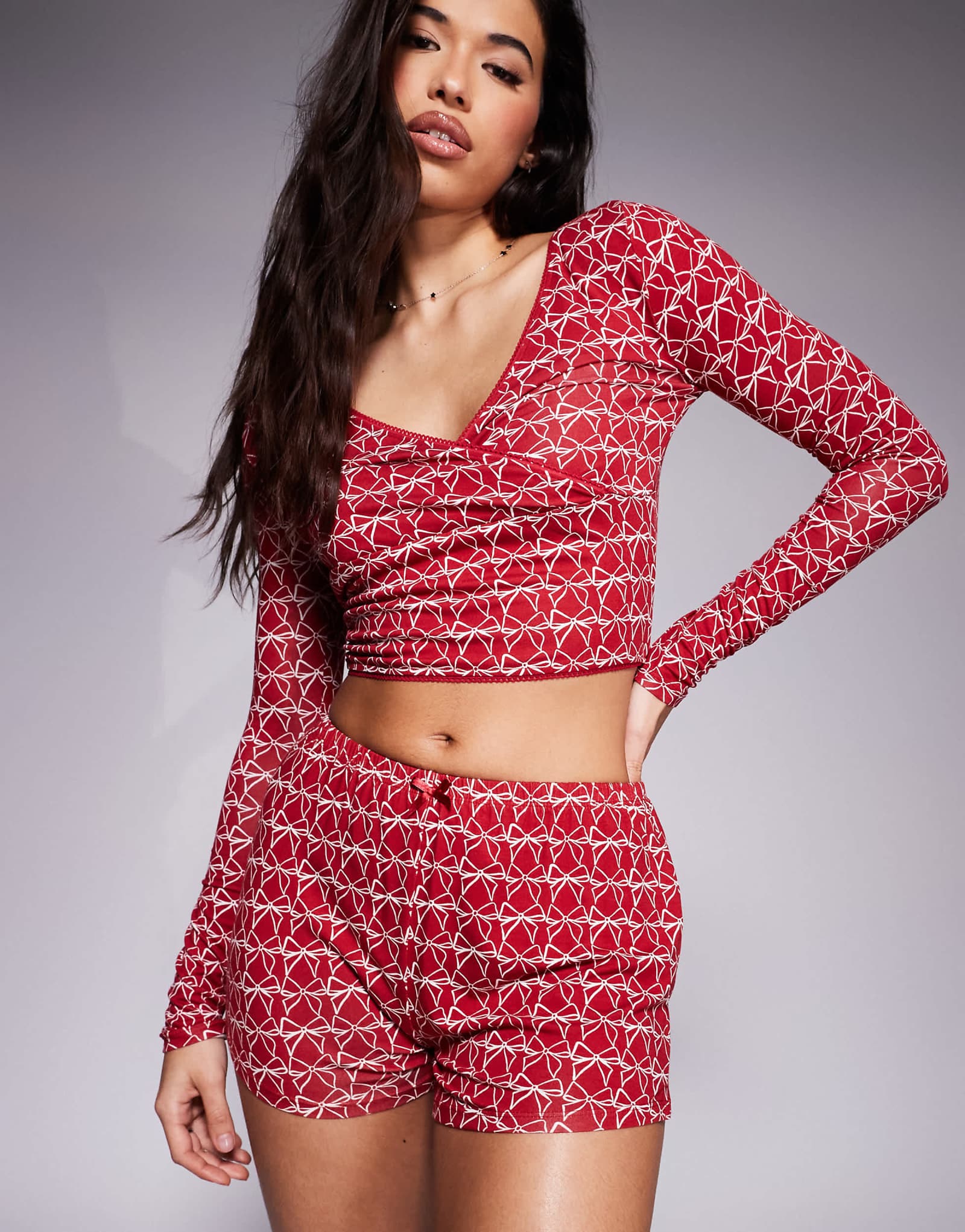 Эксклюзивные пижамные шорты Kaiia с бордовым принтом в виде банта - часть комплекта 2290₽