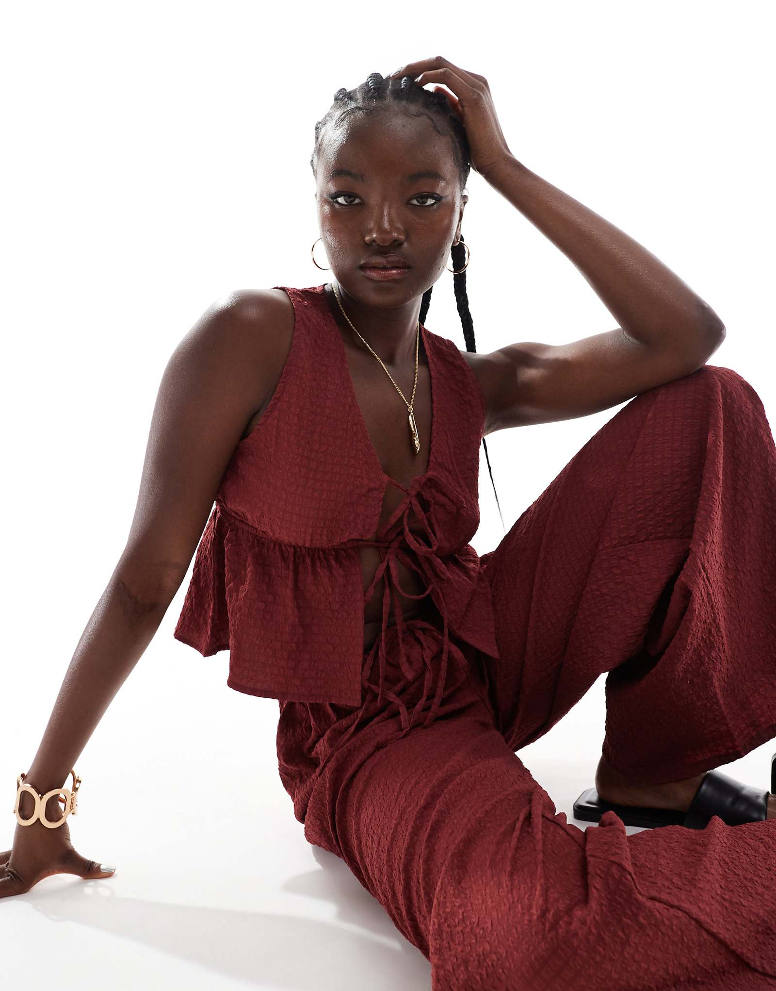 Пляжный укороченный топ Esmee с завязками спереди из текстурированного вишнево-красного цвета - часть комплекта 5090₽