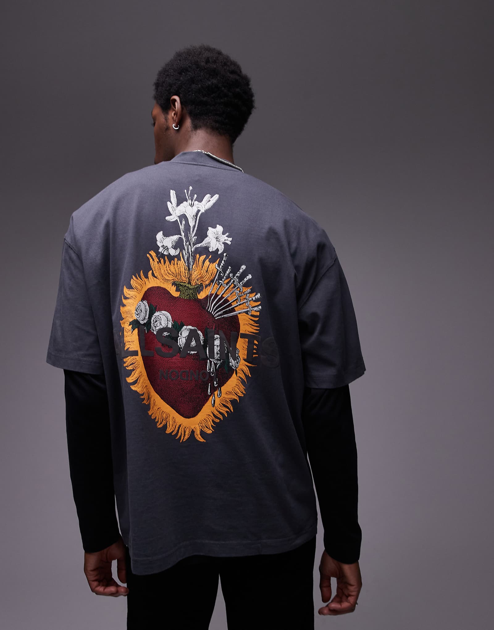 Застиранная черная футболка с сердечным рисунком на спине от AllSaints 19390₽