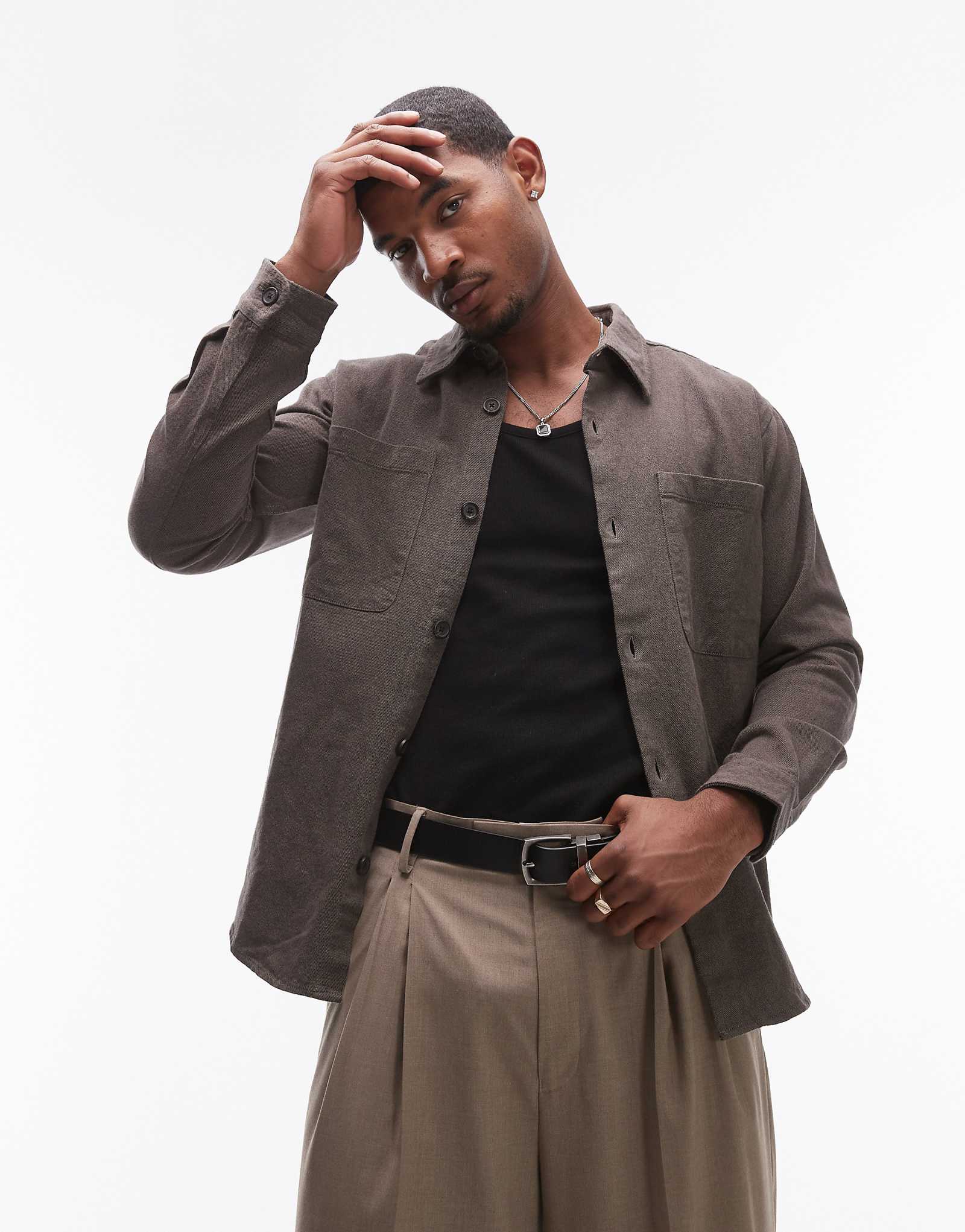 Рубашка оверсайз Selected Homme с карманами коричневого цвета 14290₽