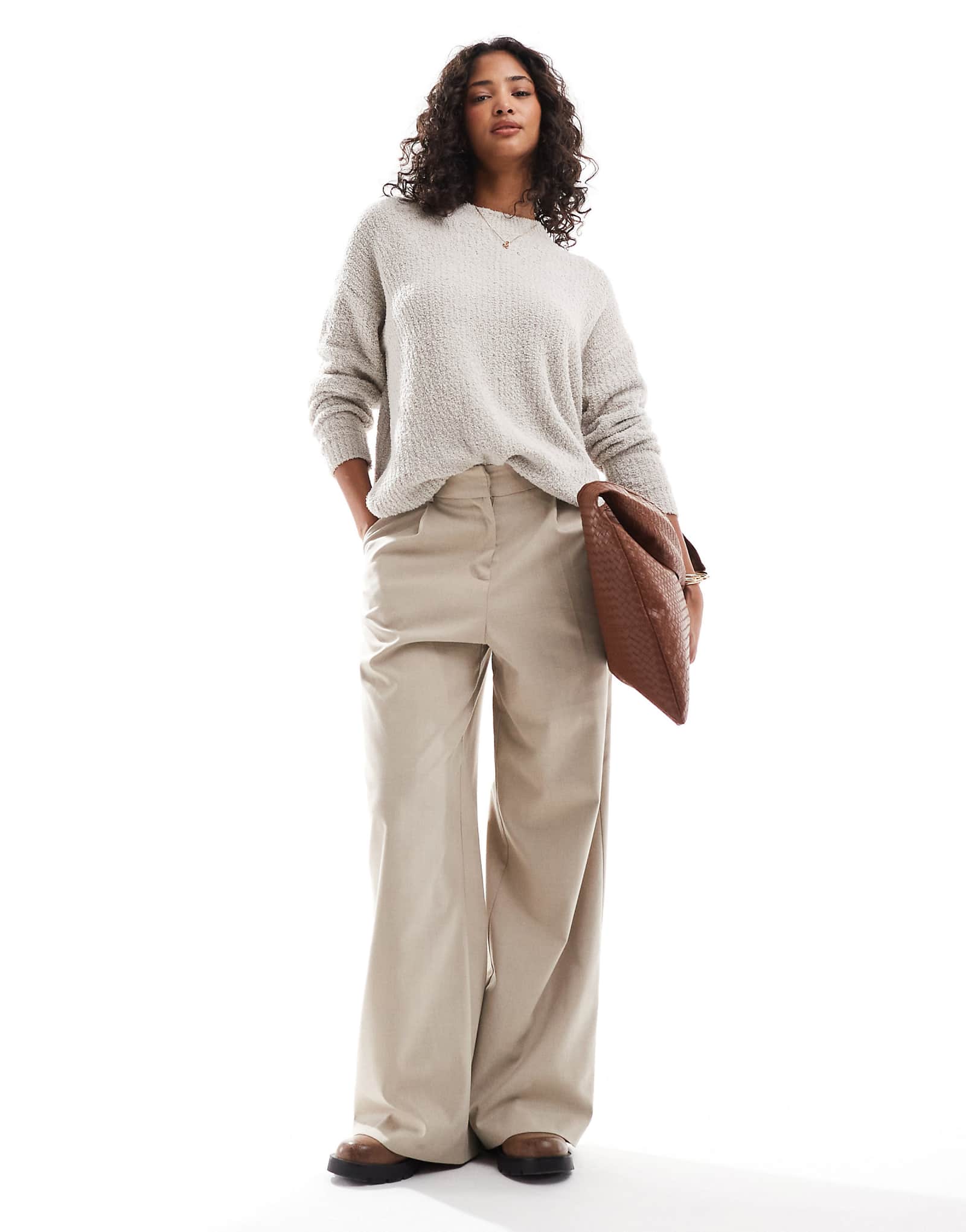 Поношенный свитер с круглым вырезом бежевого цвета 2290₽