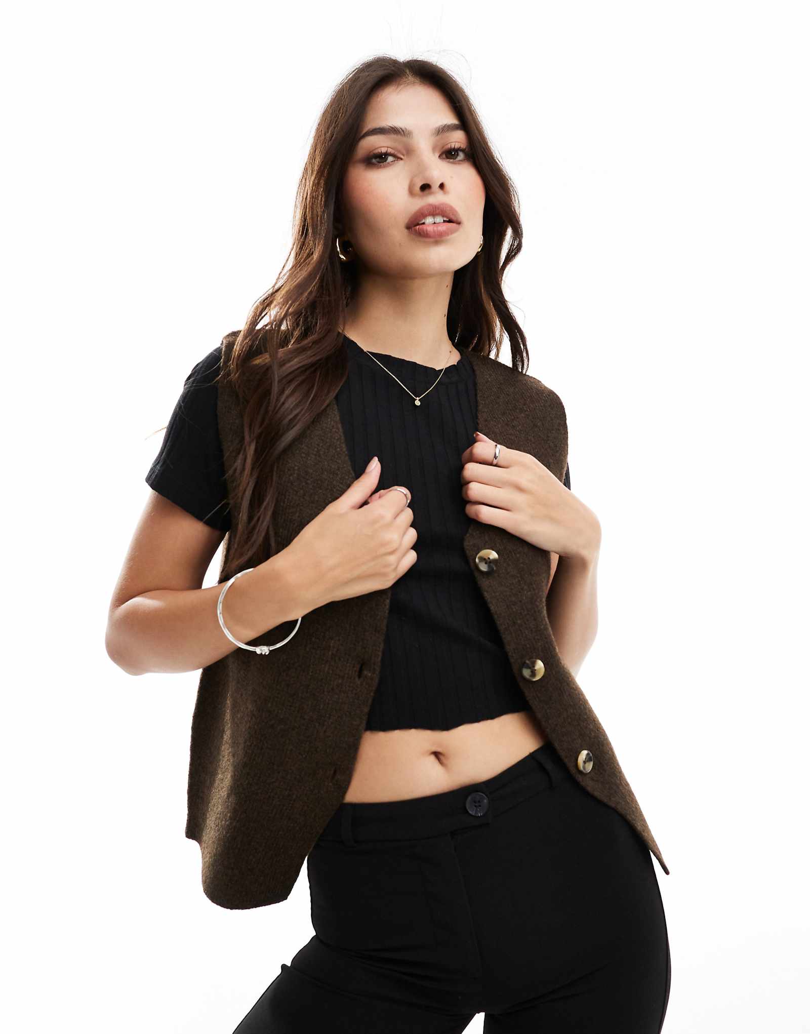 Поношенный вязаный жилет на пуговицах с v-образным вырезом светло-коричневого цвета 4190₽