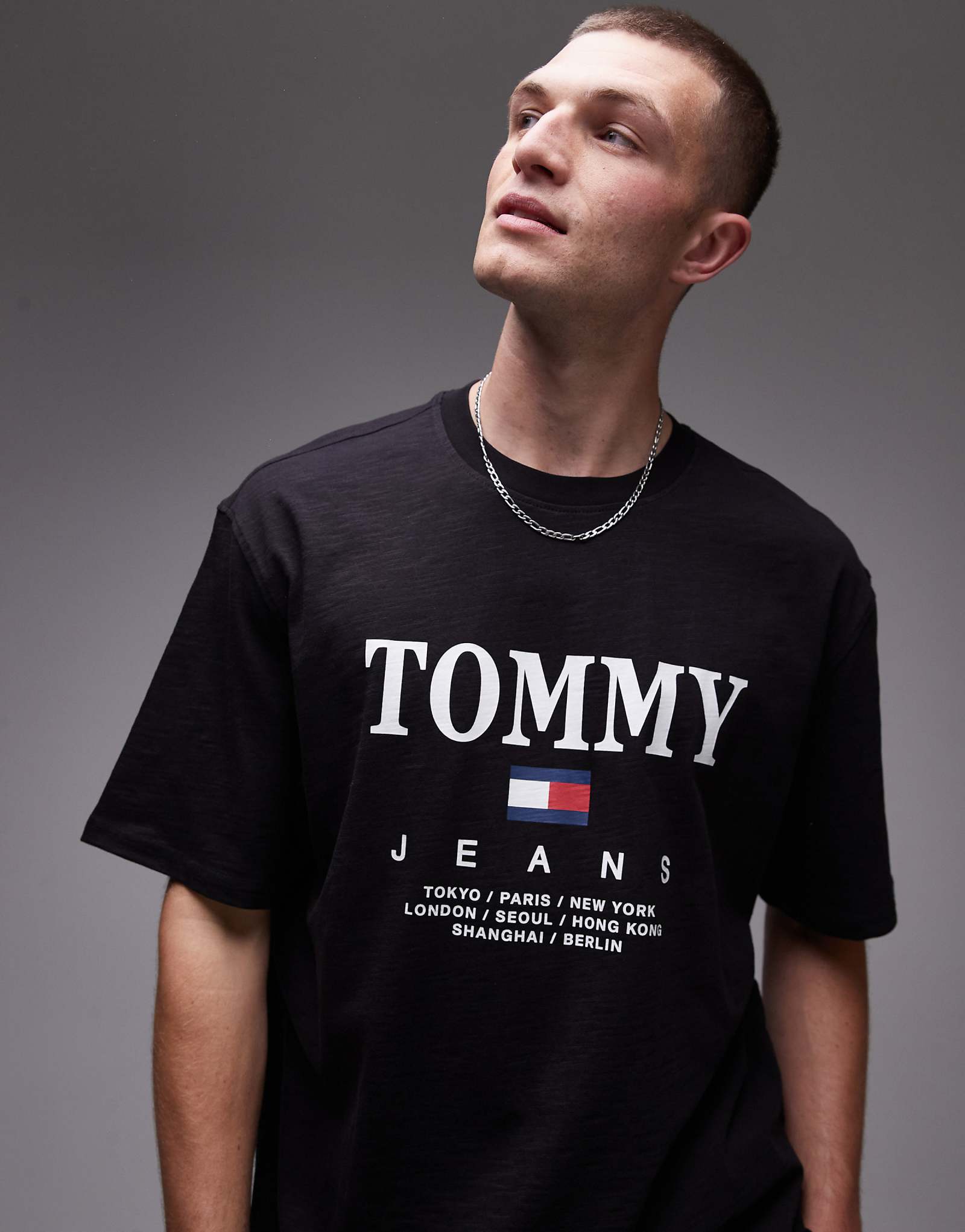 Черная футболка с крупным шрифтом Tommy Jeans 5690₽