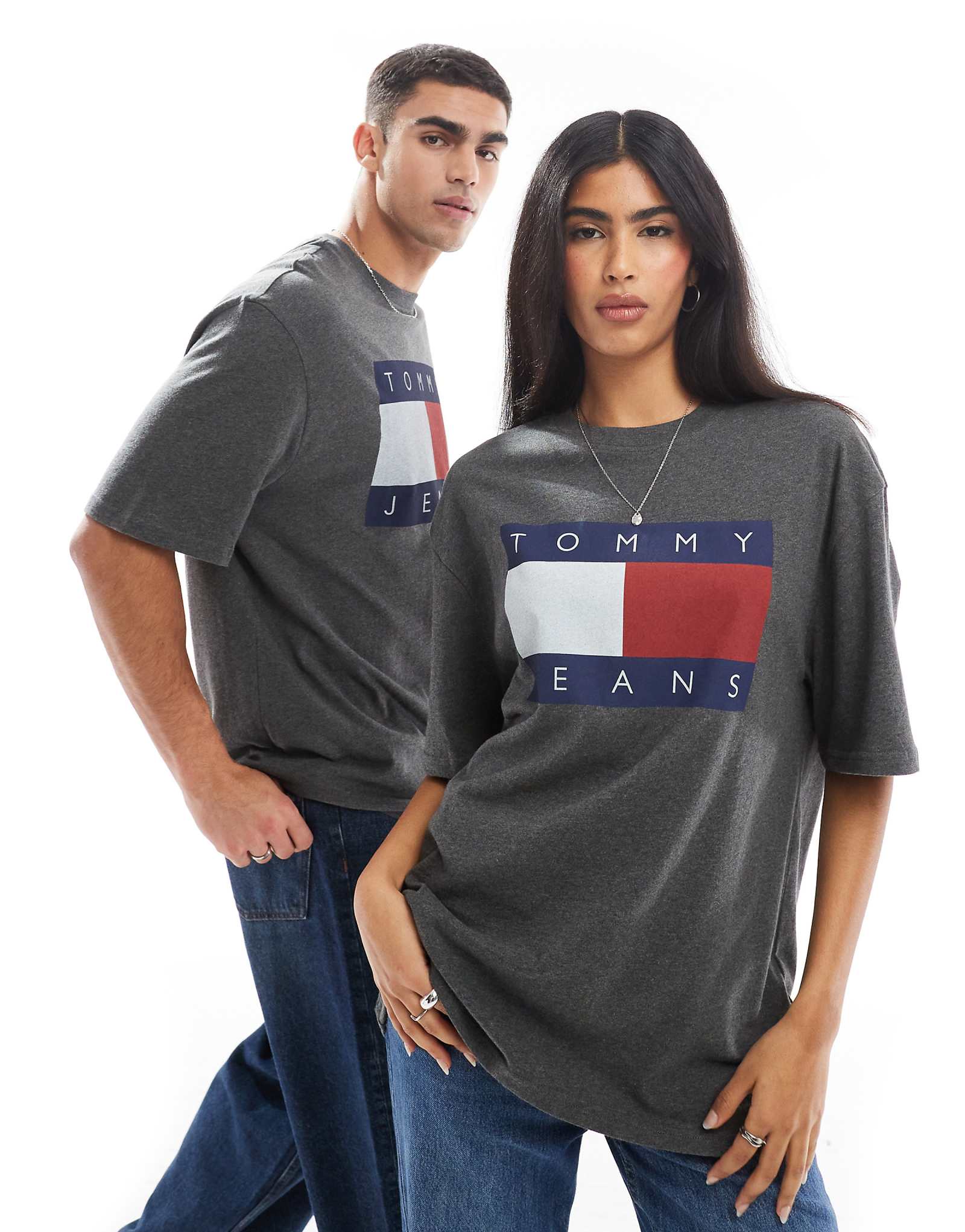 Футболка Tommy Jeans унисекс с большим логотипом в виде флага угольно-серый 8490₽
