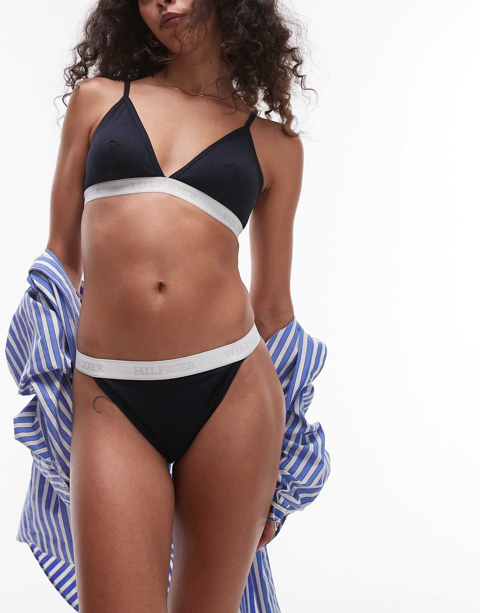 Темно-синие танга-стринги Tommy Hilfiger с белым логотипом 2190₽