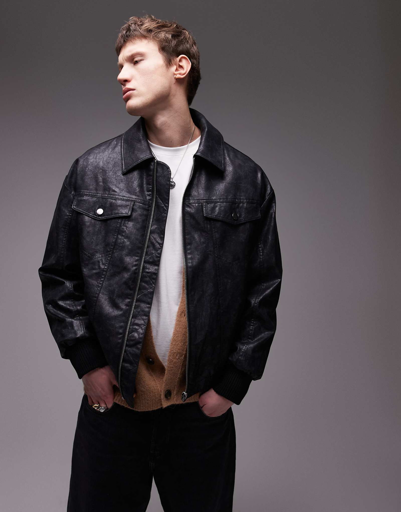 Потертая куртка-бомбер оверсайз из искусственной кожи Topman черного цвета 12190₽