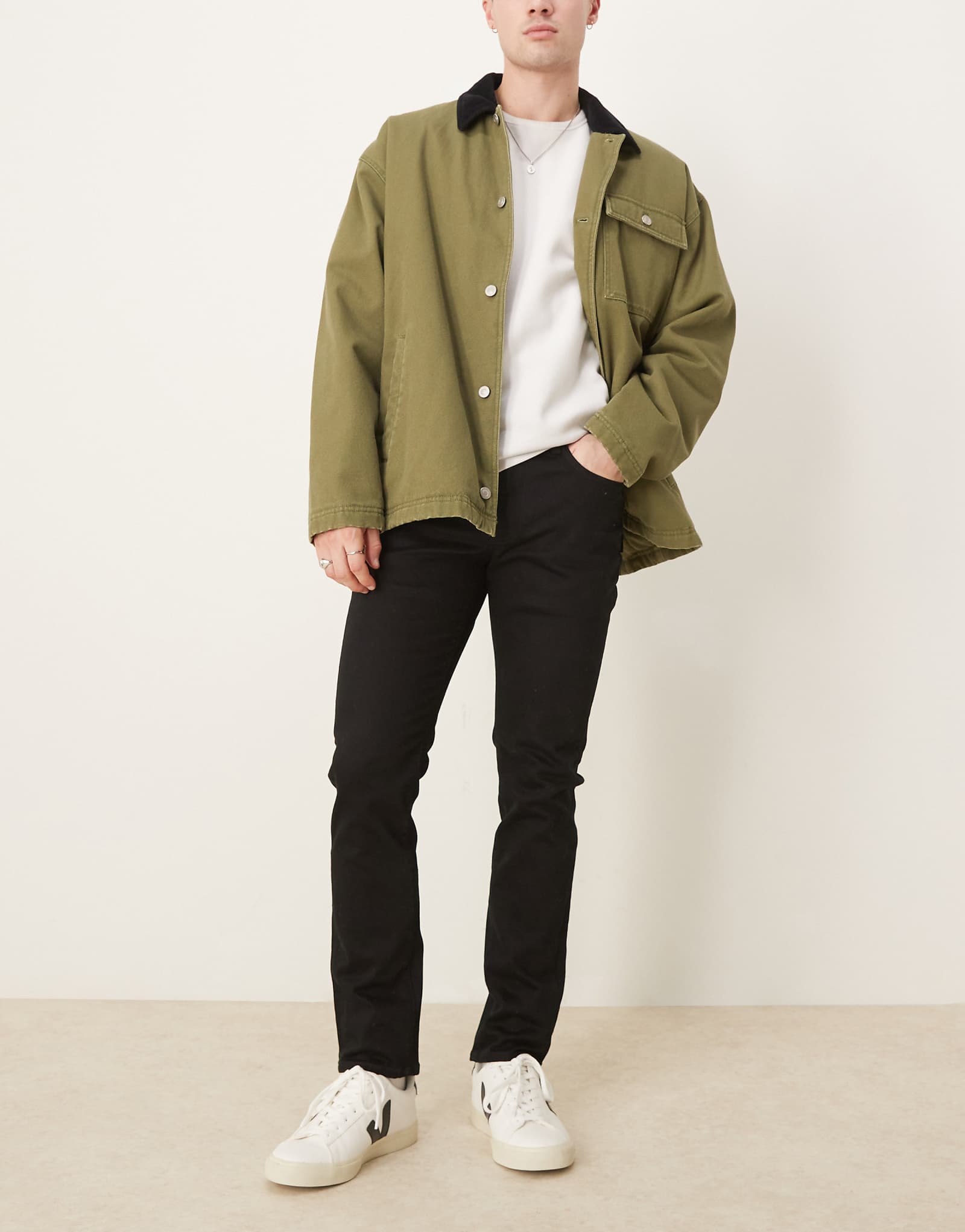 Выбранные джинсы Homme Leon slim fit черного цвета 14690₽