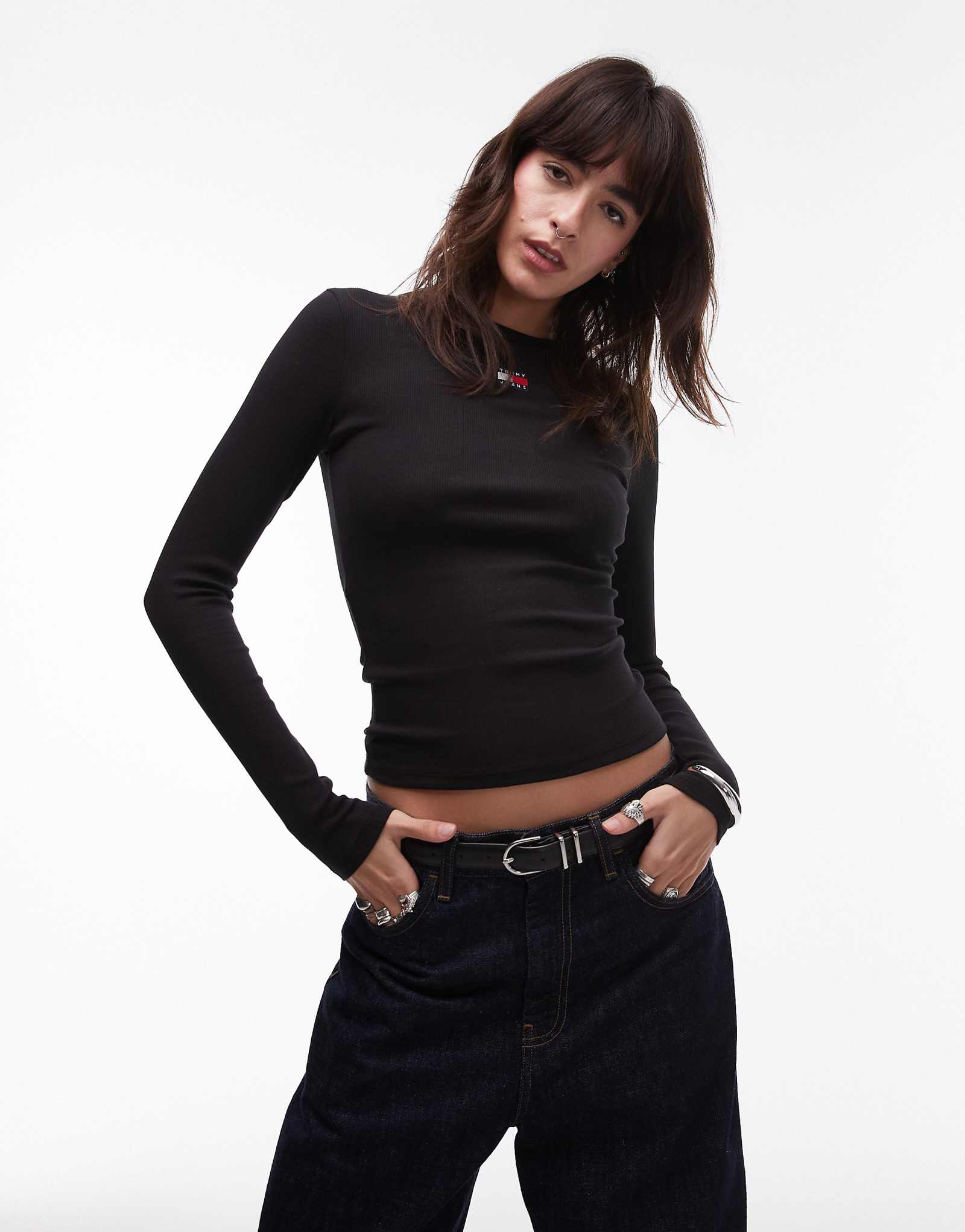 Облегающая футболка с длинным рукавом и значком Tommy Jeans черного цвета 8890₽