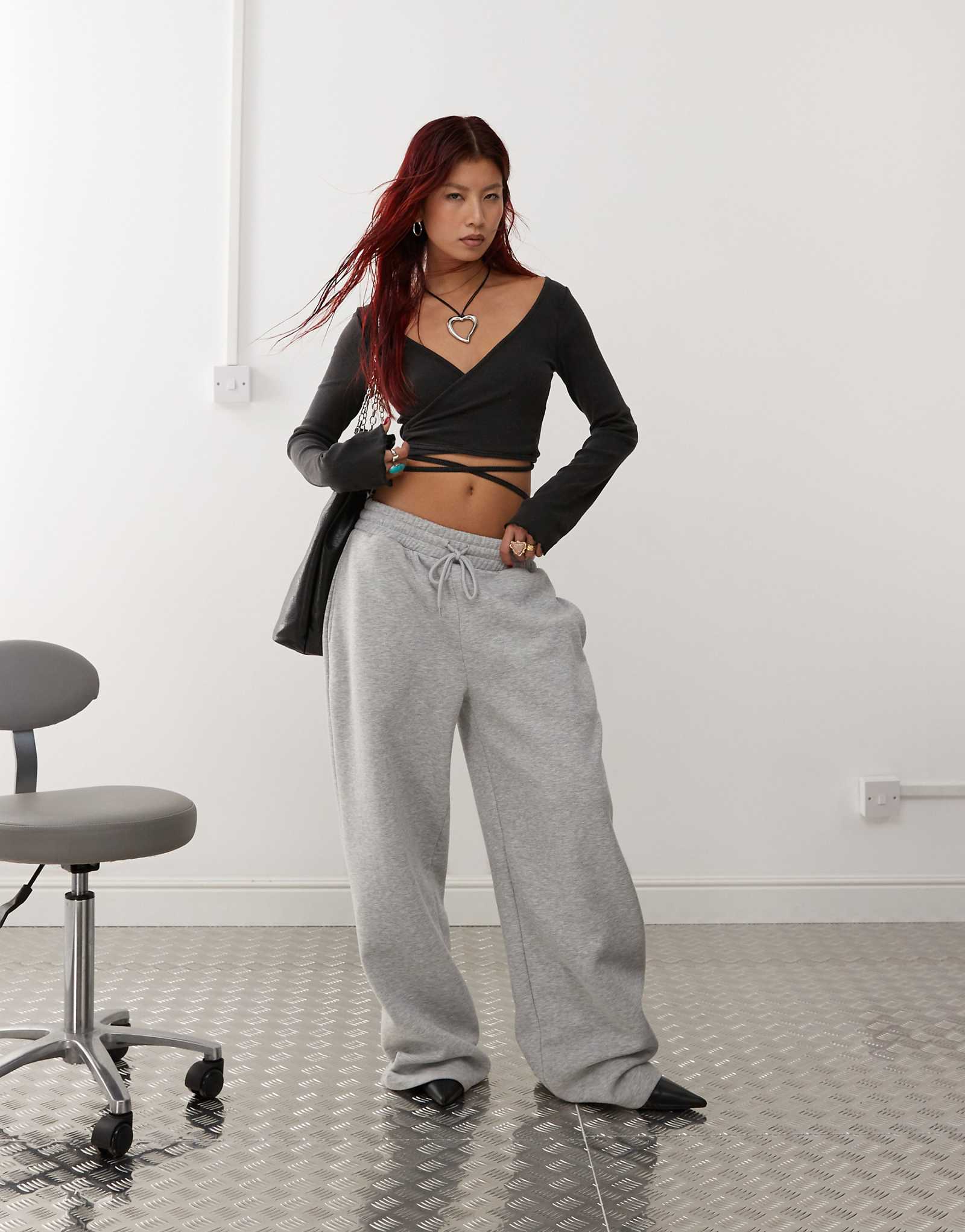 Кардиган для йоги Monki с запахом в рубчик и завязками из выстиранного черного цвета 5790₽