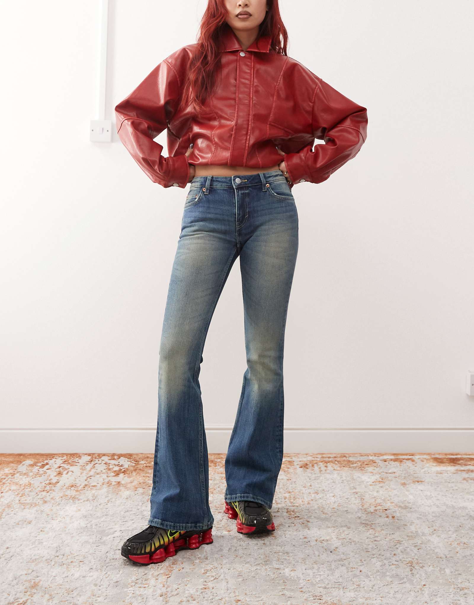 Джинсы-клеш Weekday Flame бензиново-синего цвета с заниженной талией 13890₽