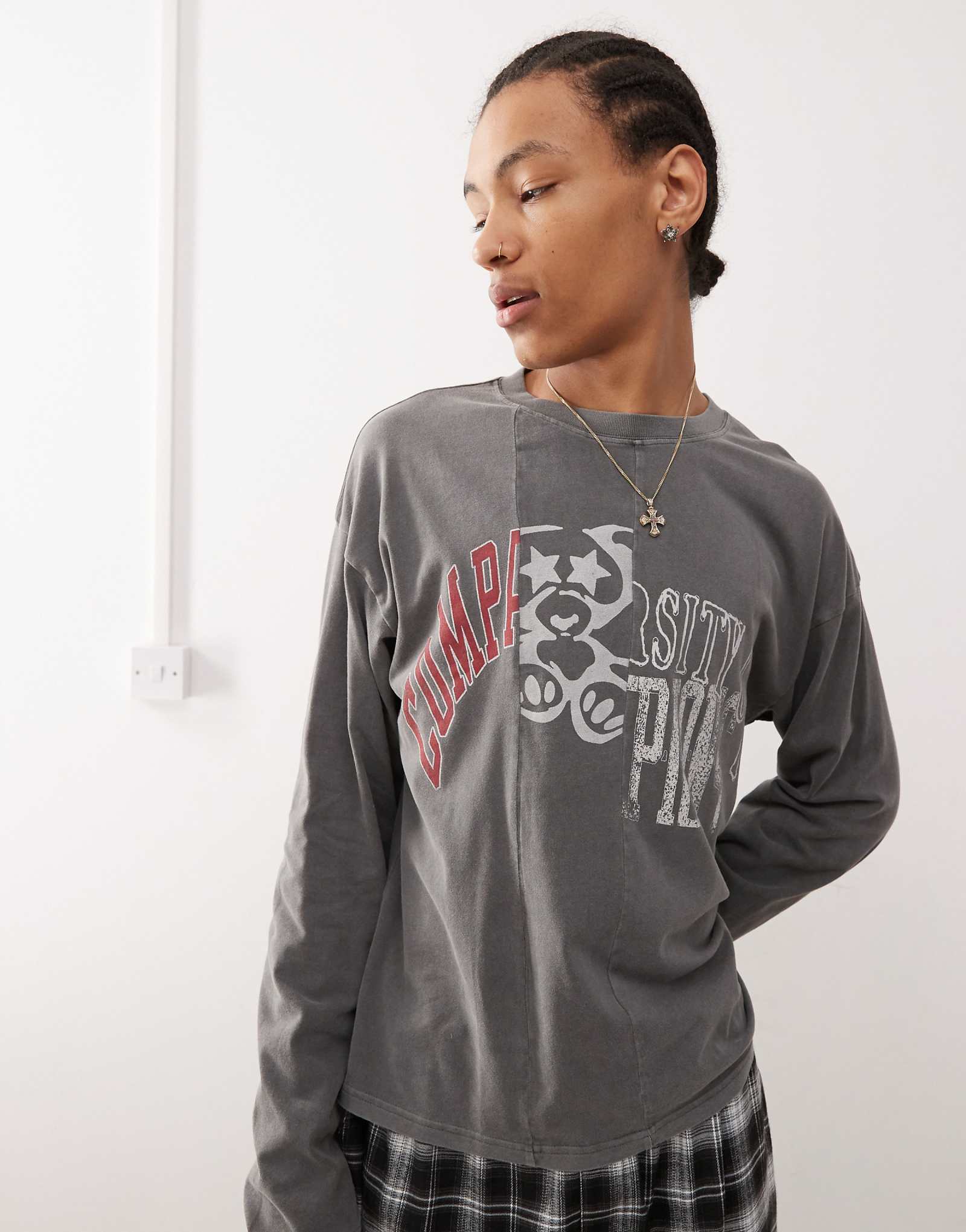 Повседневная футболка оверсайз с длинным рукавом и графическим принтом varsity выполненная в стираном черном цвете 8490₽