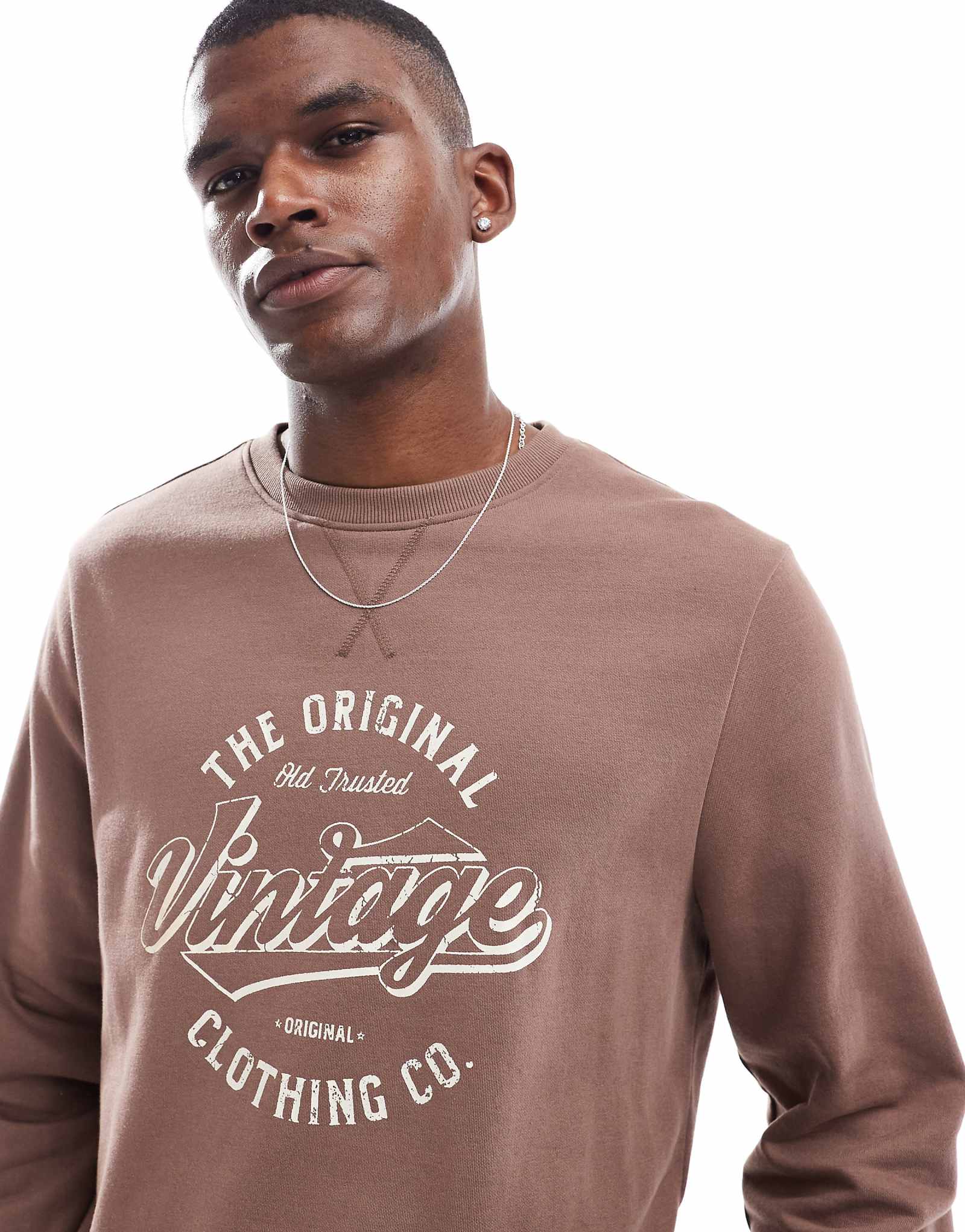 Поношенная флисовая толстовка с принтом на груди коричневого цвета 4090₽