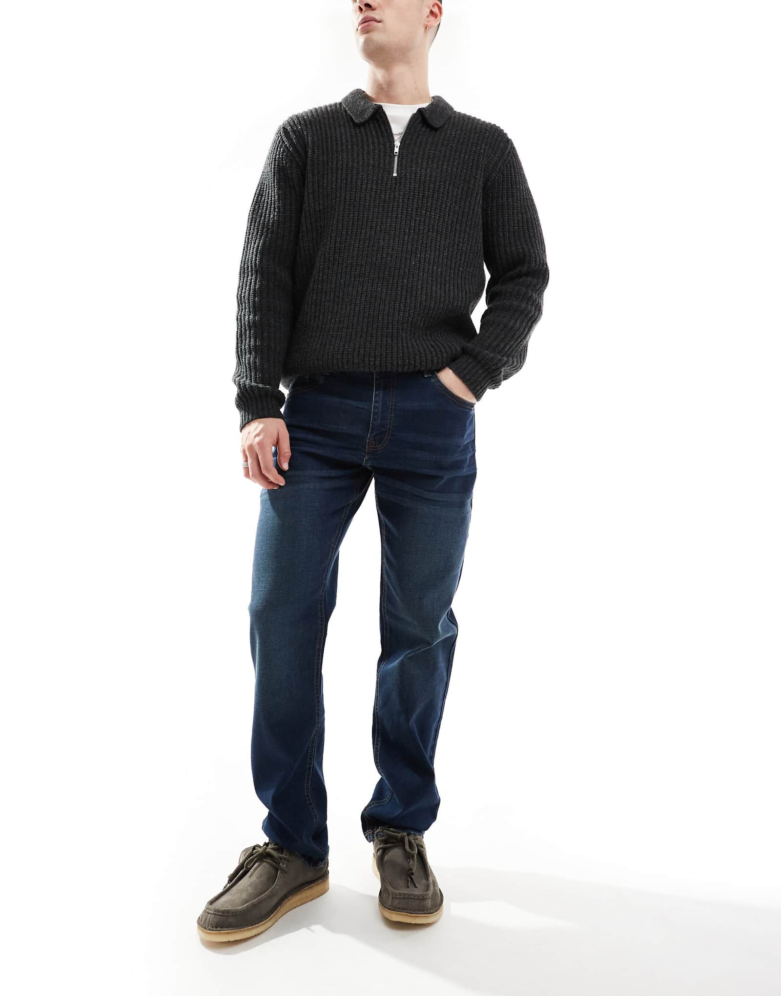 Поношенные джинсы прямого кроя темно-синего цвета 6590₽