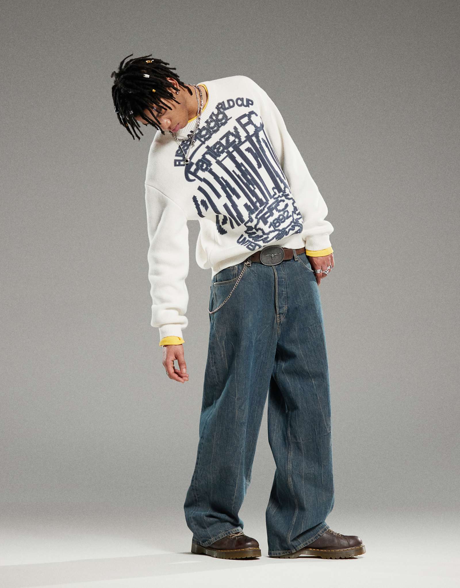 Повседневный свитер Emilio с графическим принтом fantazy fussball темно-белого цвета 9090₽