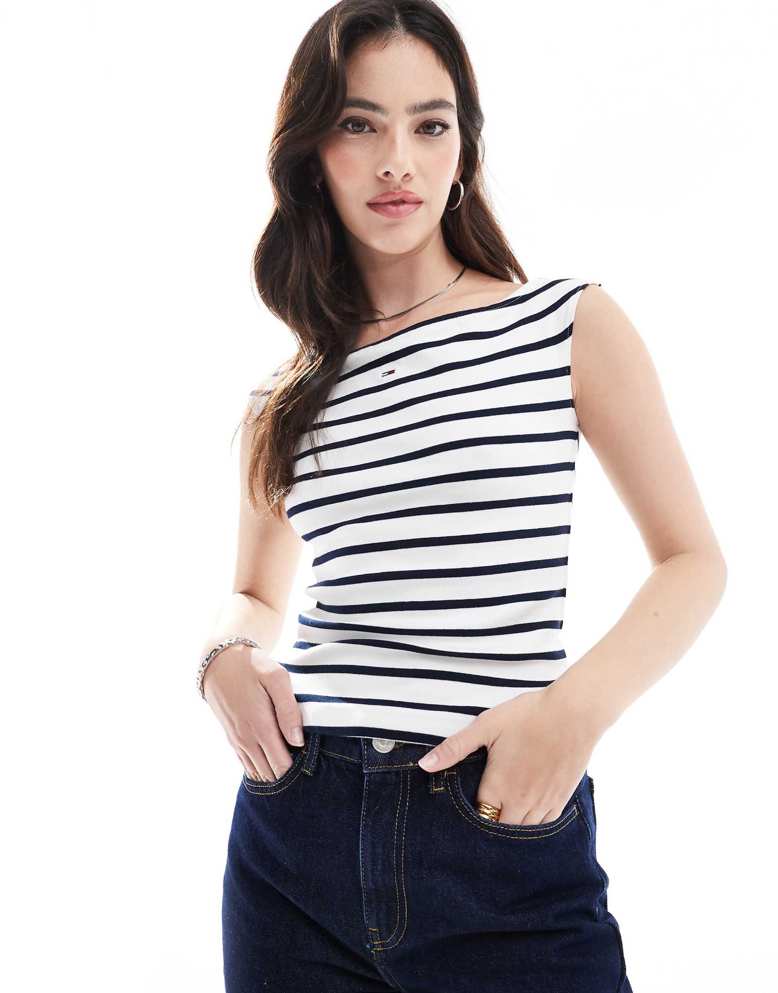 Джинсовый топ Tommy с открытыми плечами в белую и темно-синюю полоску 7390₽