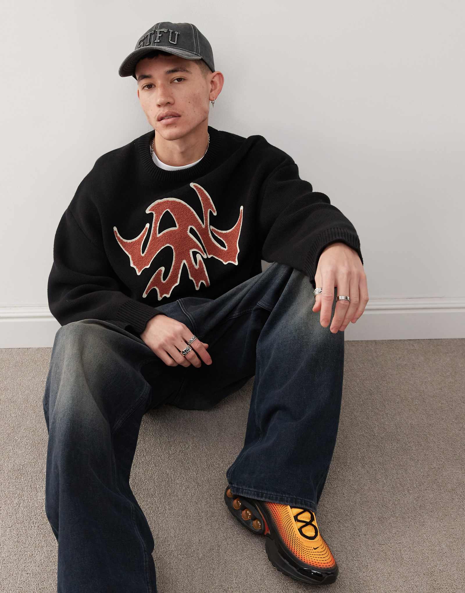 Свитер оверсайз Weekday Cypher с рисунком из красного жаккарда черного цвета 14390₽