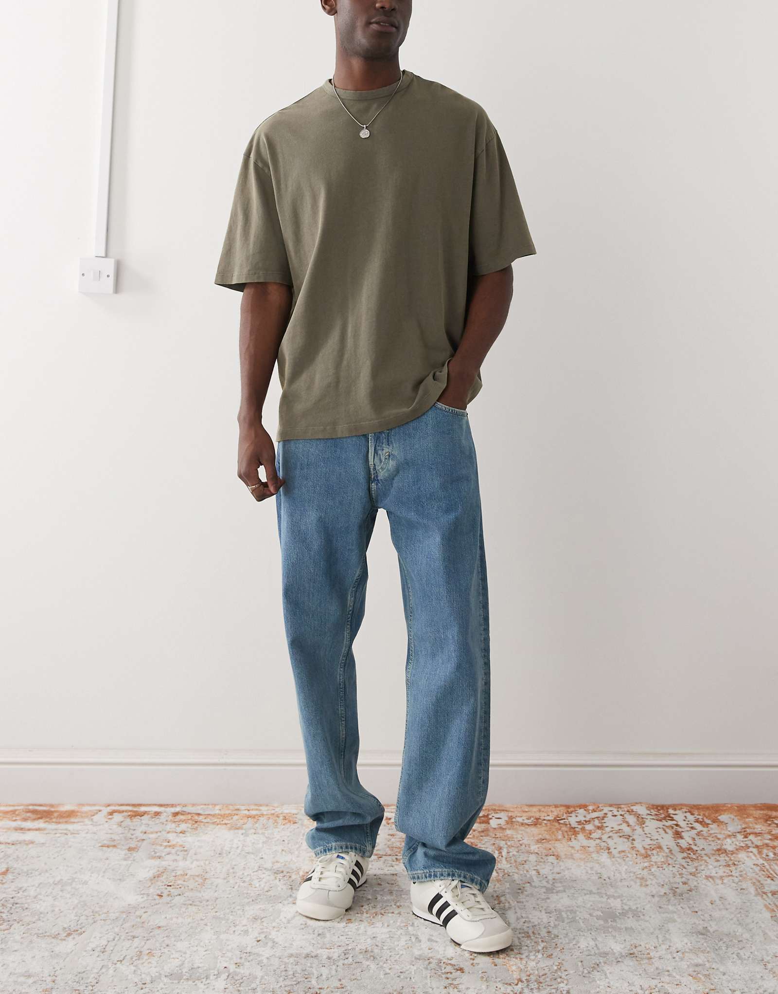 Джинсы свободного кроя с прямыми штанинами синего цвета выстиранные в будний день 11590₽