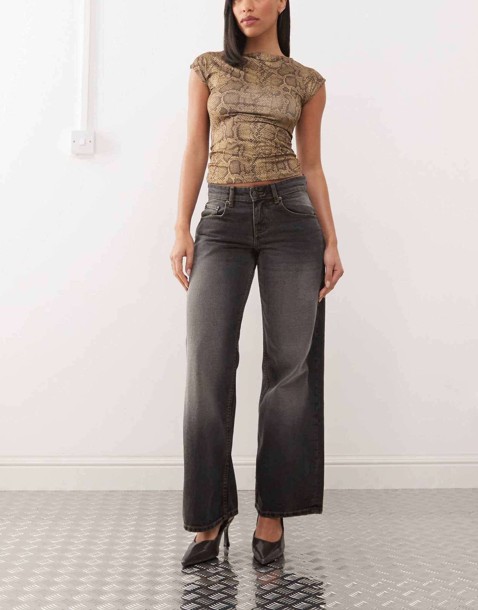 Джинсы Motel с низкой посадкой серого цвета, бывшие в употреблении после отбеливания