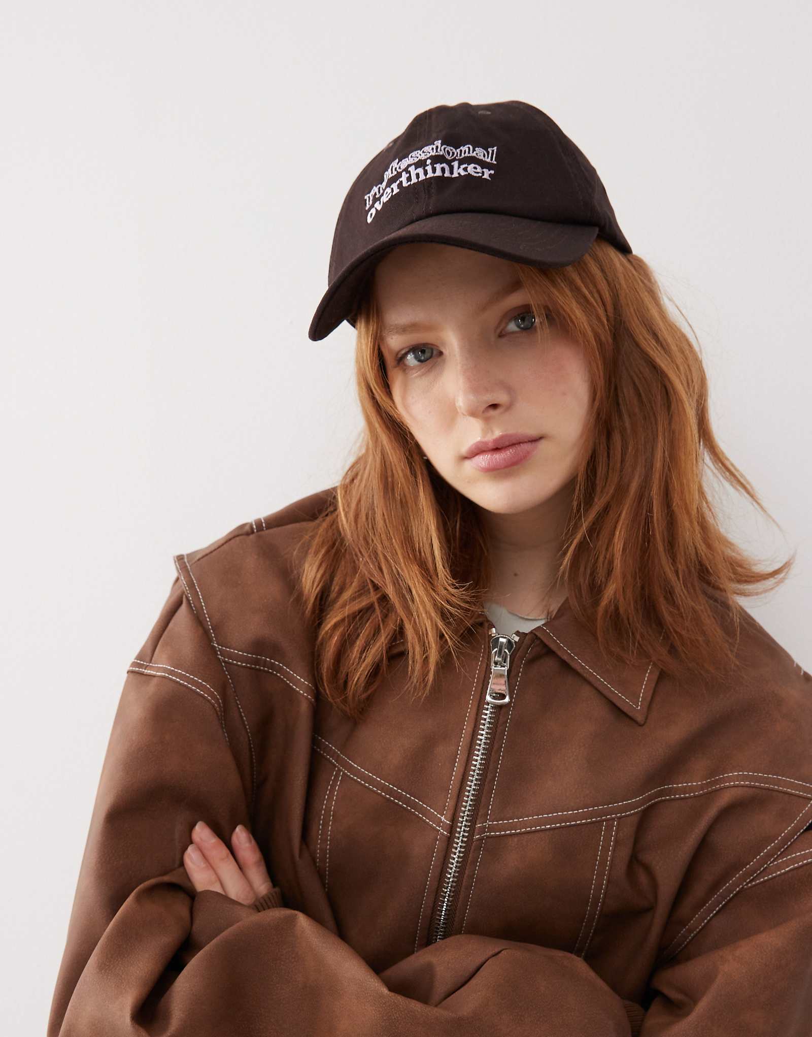 Шапочка со слоганом мотеля в горьком шоколаде 7590₽