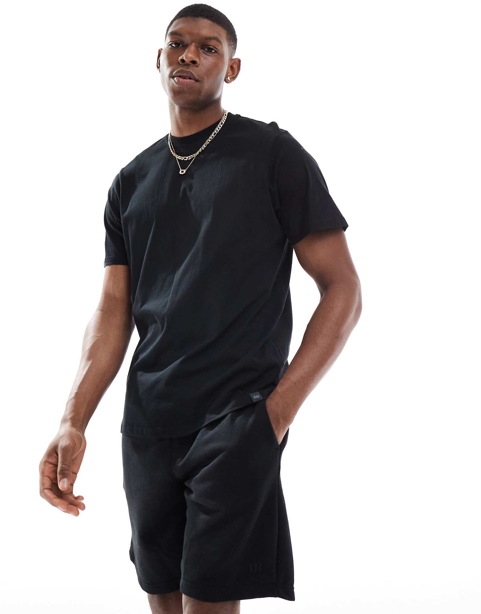 Комплект из футболки и шорт Pull-Bear lounge черного цвета 6690₽