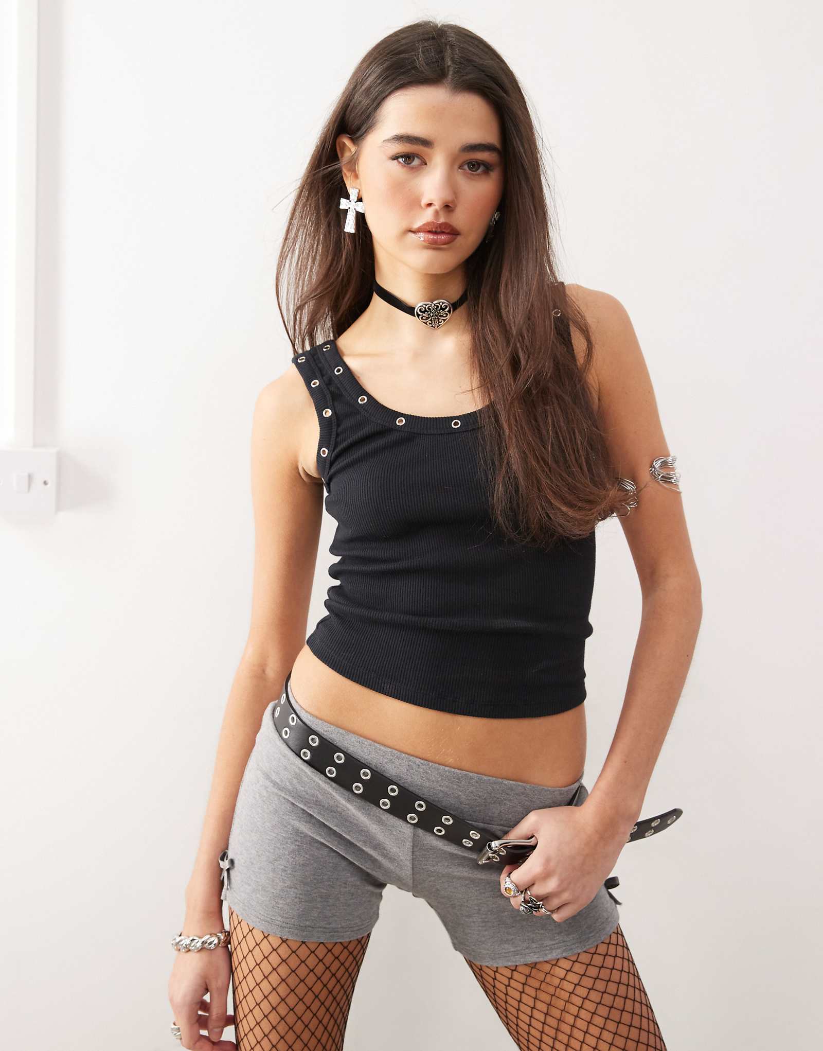 Черная майка на бретелях Motel Dax с петельками 11790₽