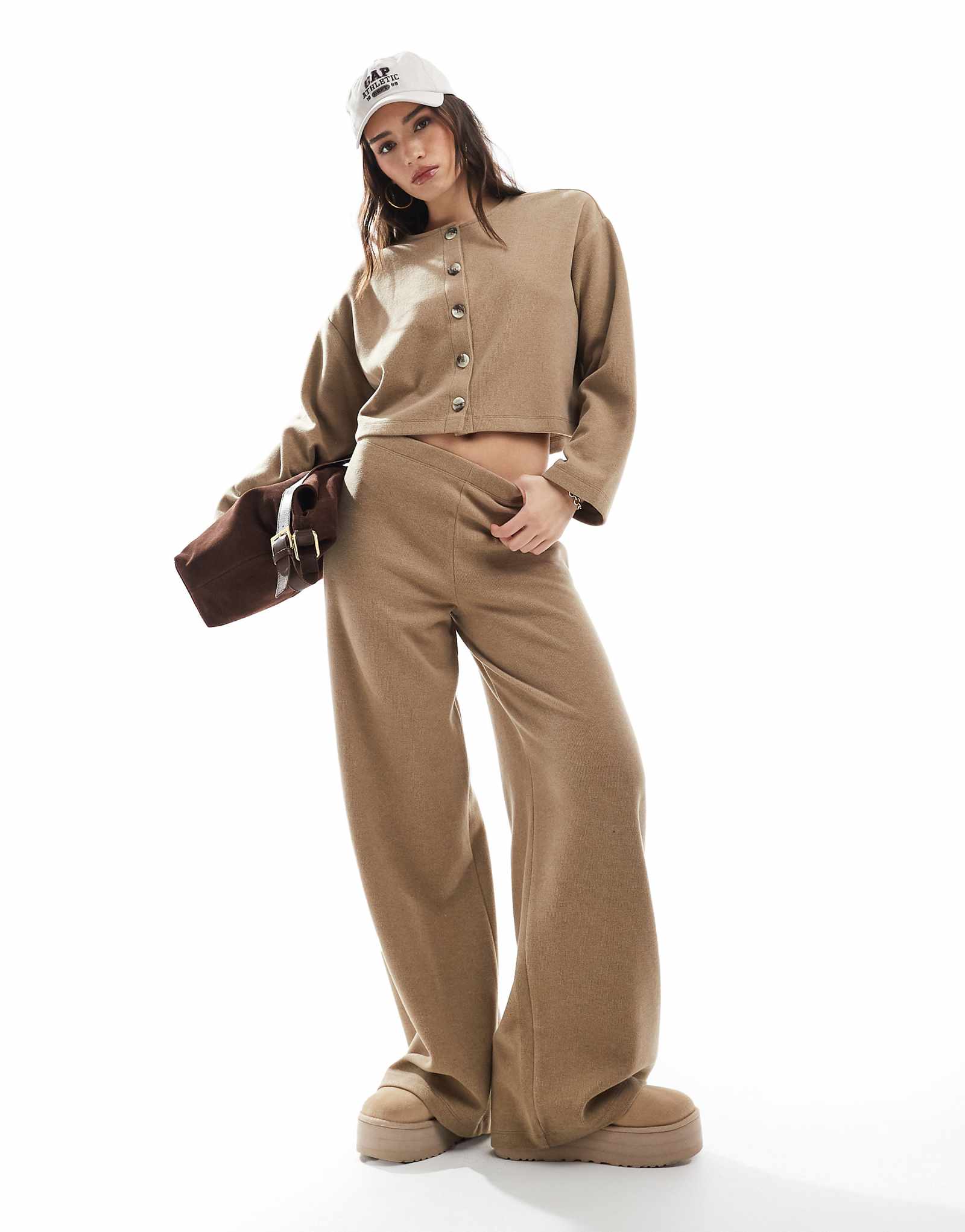 Широкие брюки Miss Selfridge из мягкой ткани в рубчик бежевого цвета 9390₽