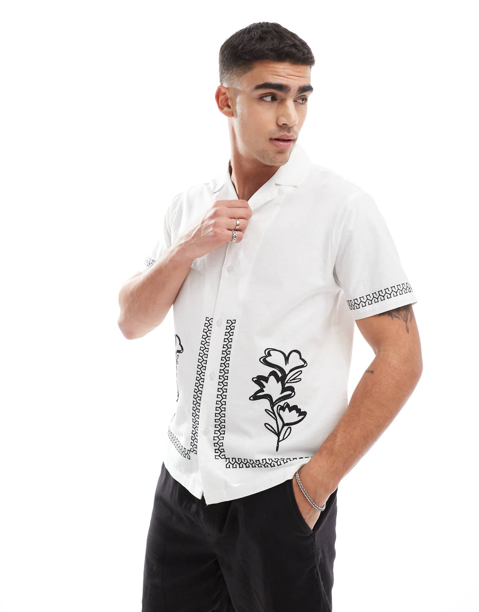 Пляжная рубашка с вышивкой Aray resort белого цвета 4690₽