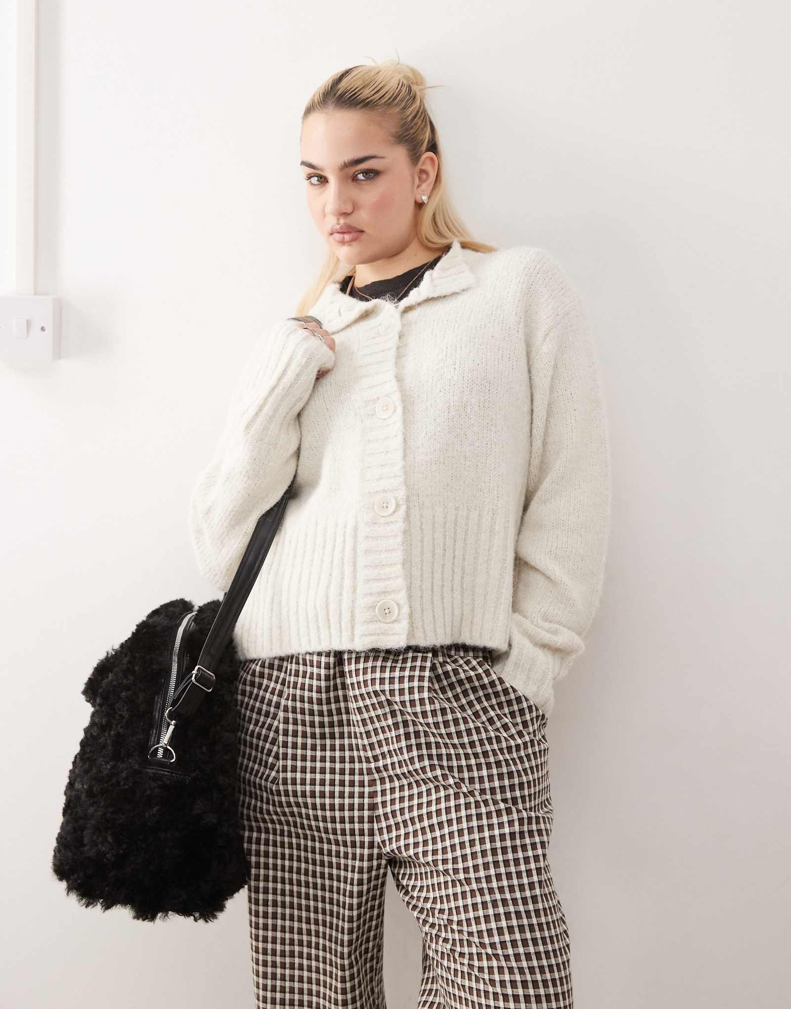 Кремовый кардиган с округлым вырезом и пышной текстурой COLLUSION кремового цвета 6990₽