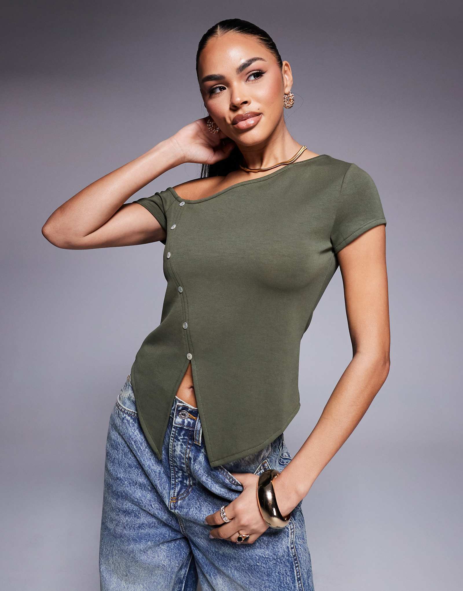 ДИЗАЙНЕРСКАЯ футболка ASOS cupro с открытыми плечами и пуговицами цвета хаки 3390₽