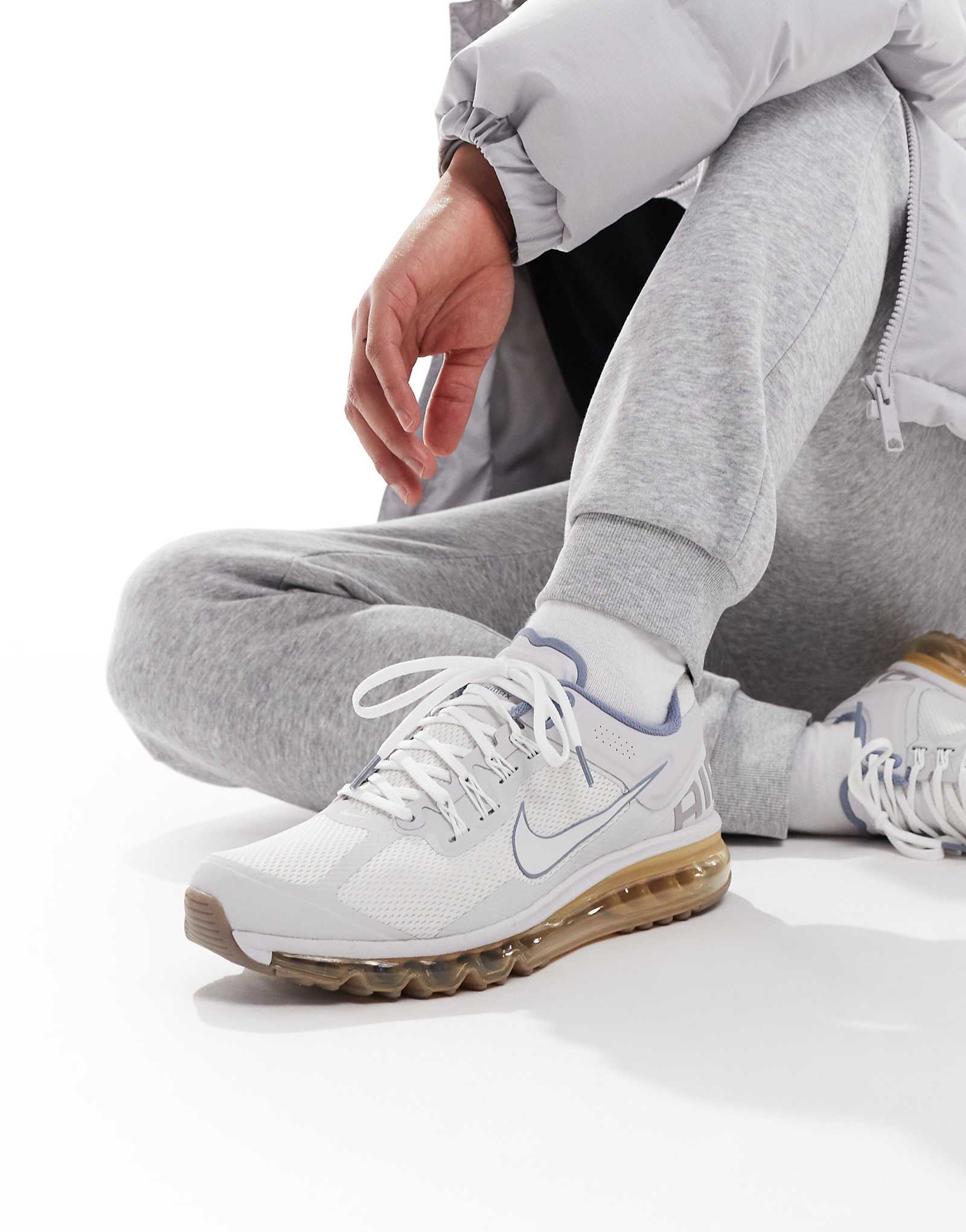 Кроссовки Nike Air Max 2013 серого и серебристого цветов 17090₽