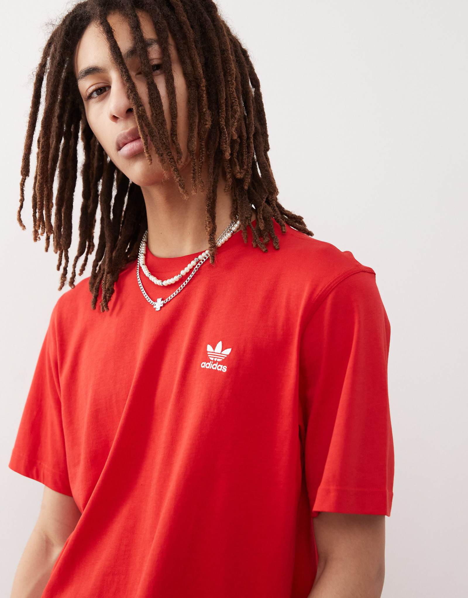 красная футболка adidas Originals Essentials с изображением трилистника 4290₽