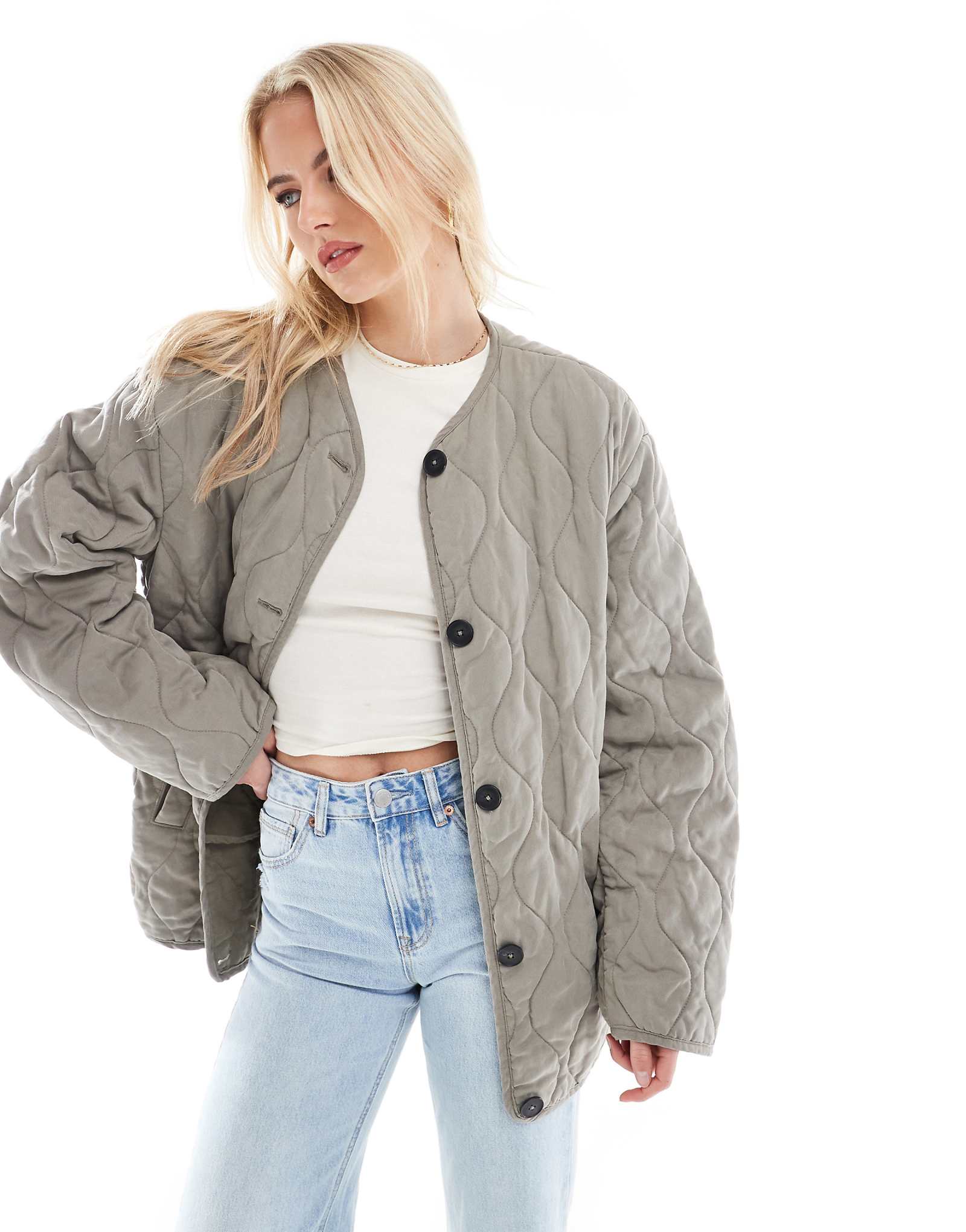 Стеганая куртка без воротника с высоким подолом в виде дельфина от ASOS DESIGN цвета хаки 16290₽