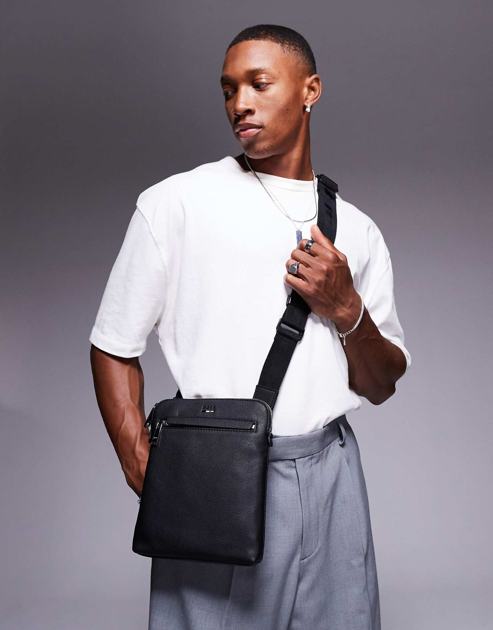 Сумка-конверт через плечо BOSS Ray черного цвета 20390₽