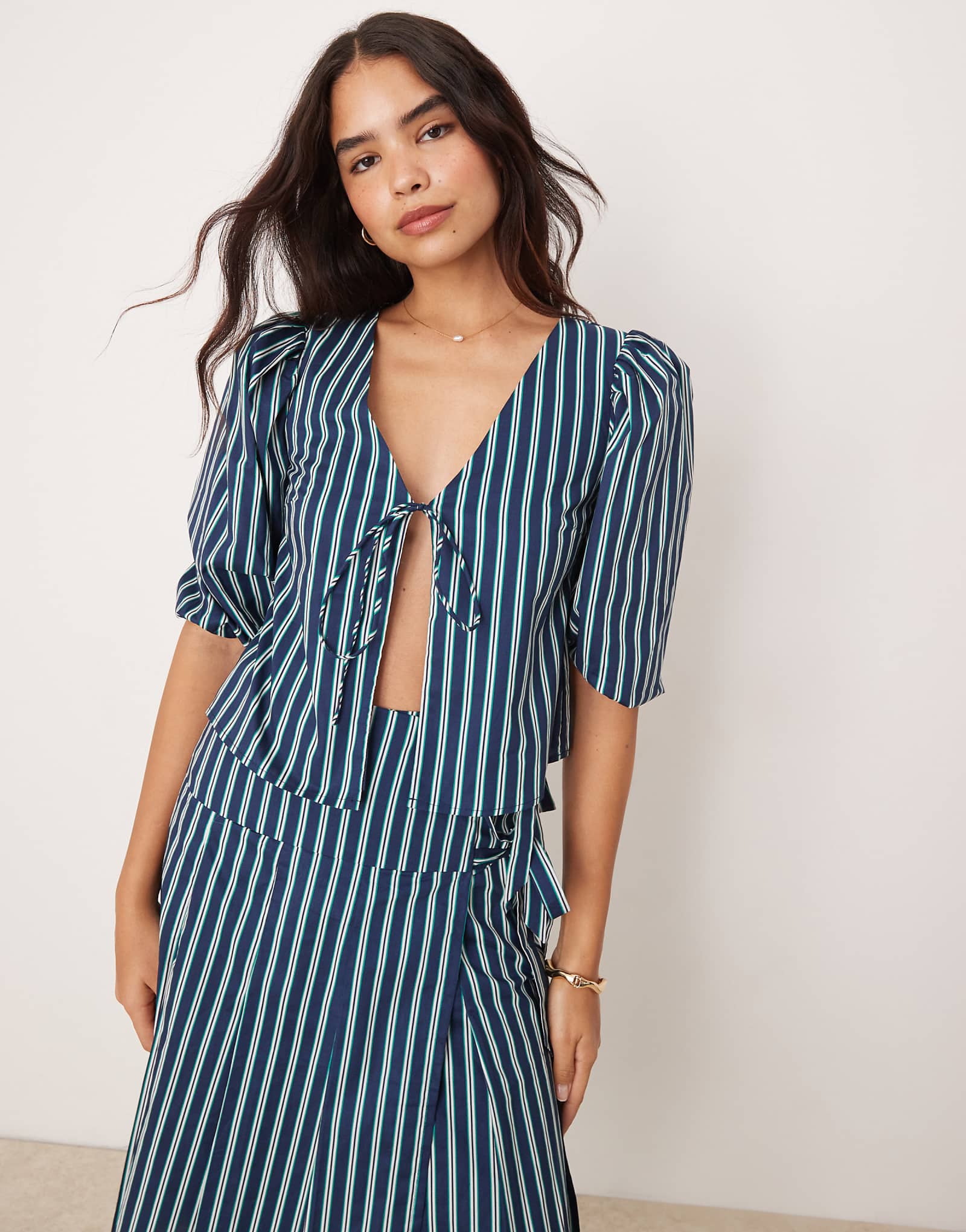 Гламурная блузка с объемным рукавом и завязкой спереди в зеленую полоску - часть комплекта 6990₽