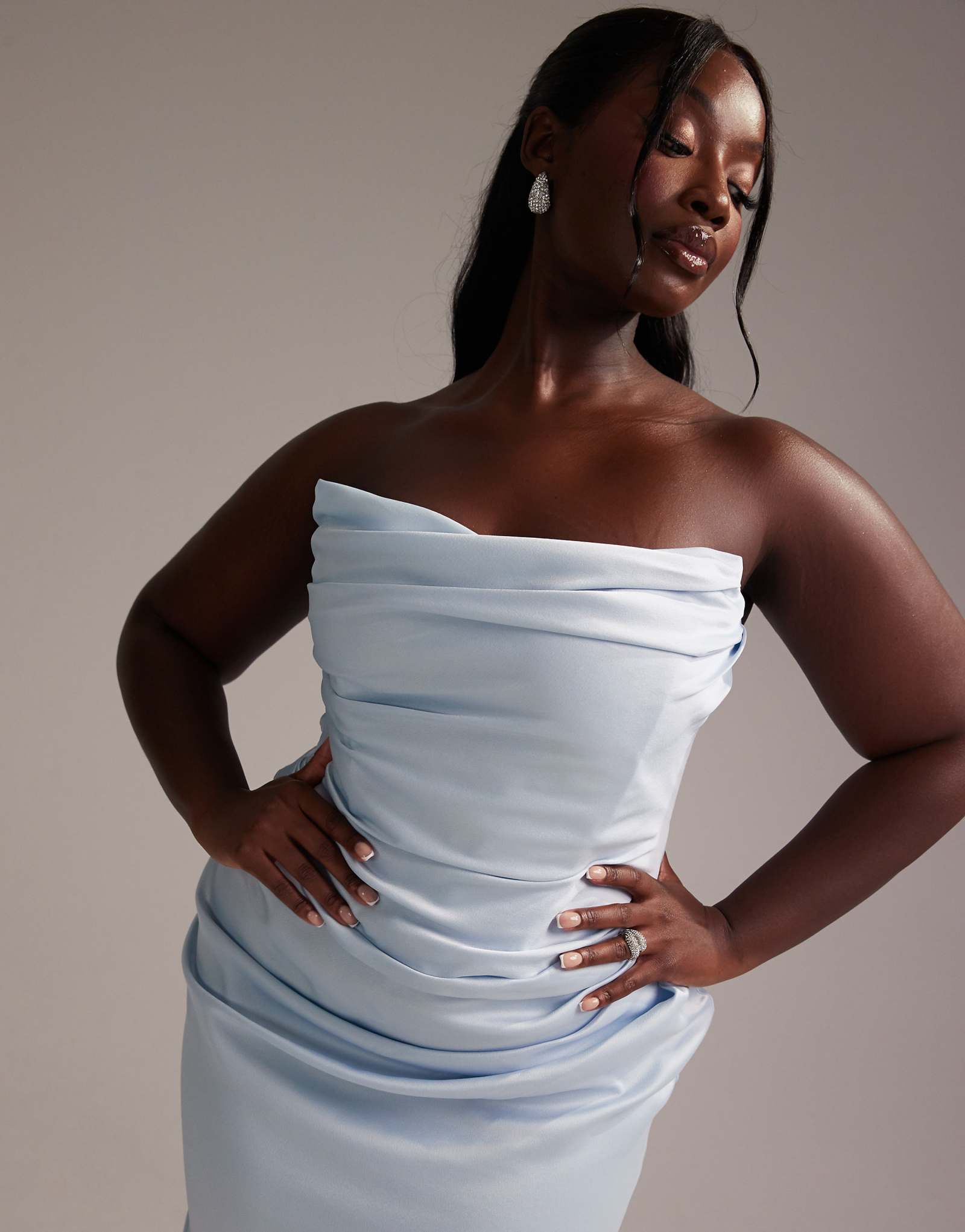 Атласное макси-платье-бандо для подружек невесты ASOS DESIGN Curve светло-голубого цвета 22390₽