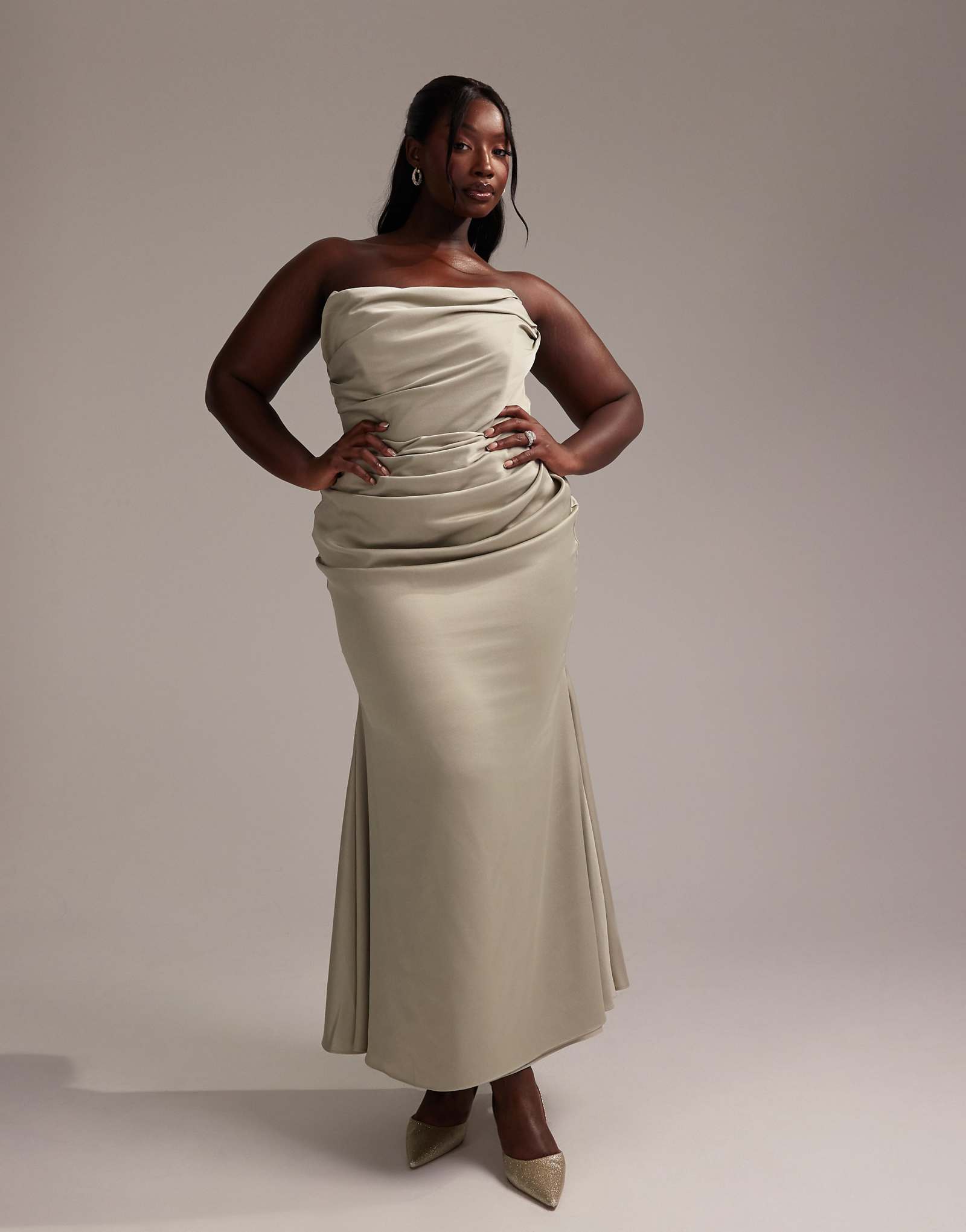 Атласное макси-платье-бандо для подружек невесты ASOS DESIGN Curve светло-зеленого цвета 15490₽